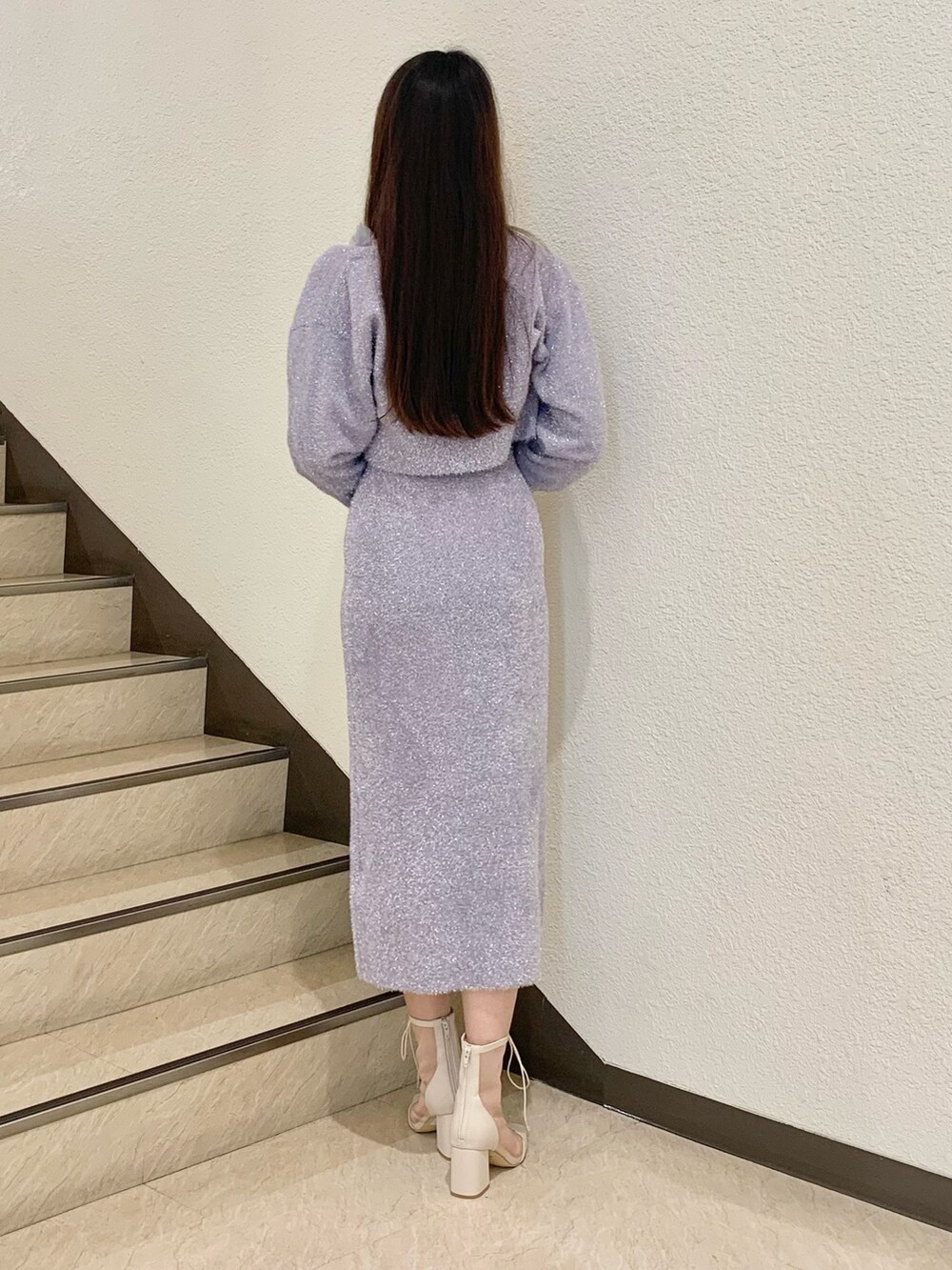 パープル系のワンピース、ホワイト系のブーツを着用したレディースの秋コーディネートの3枚目の写真