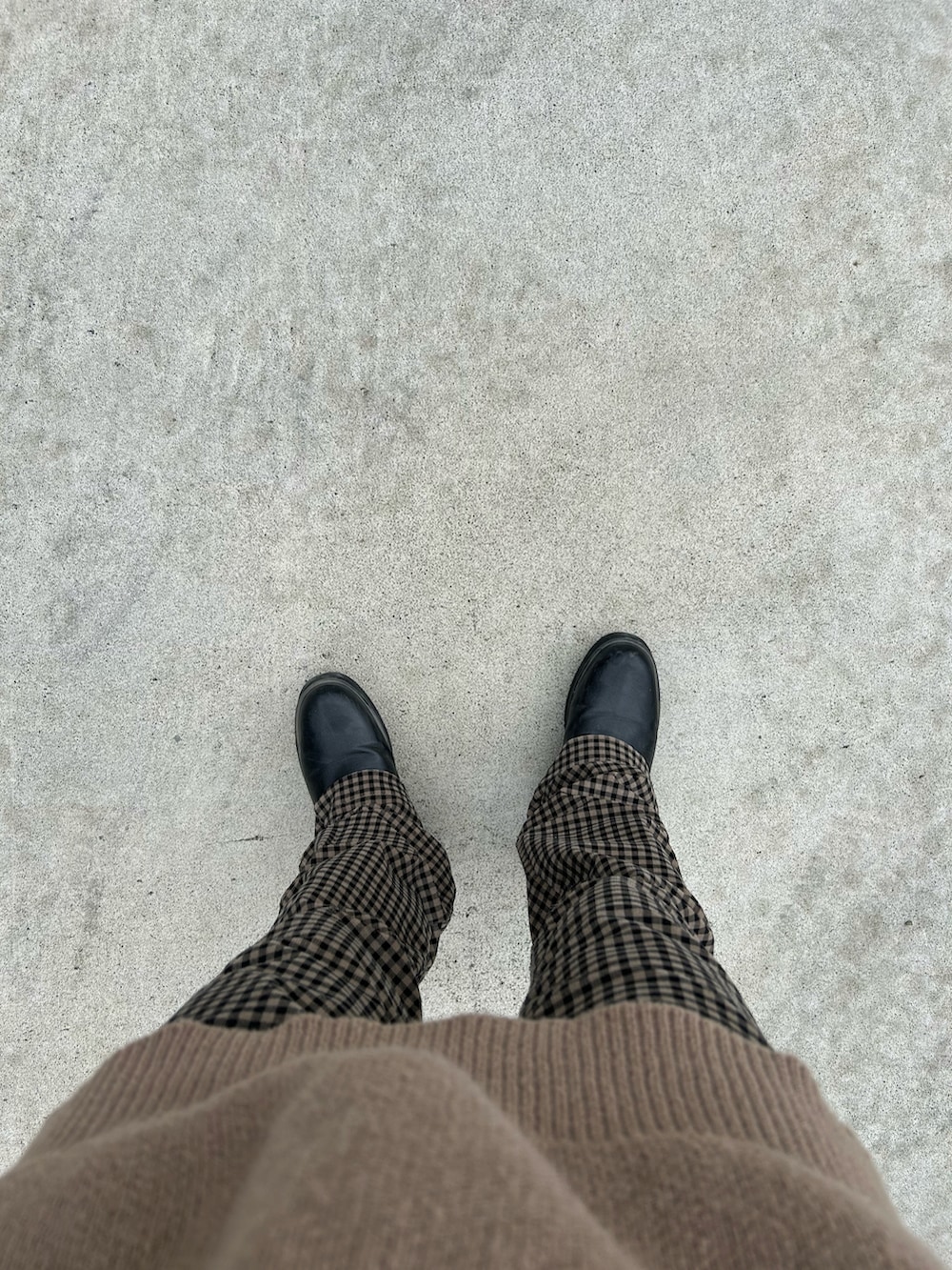 「ブラウン、ニット、チェック、チェックパンツ、フレアパンツ、ショルダーバッグ、ニット帽、ブーツ、秋服、カジュアル、GU、骨格ストレート、大学生、イエベ秋、低身長」｜「DIAVELの新色追加！【WEB限定】Pass Wayジャガードロゴニット（ニット/セーター、ブラウン系）」を使った、Kotoneさん（レディース・148cm）の春コーディネートの2枚目の写真