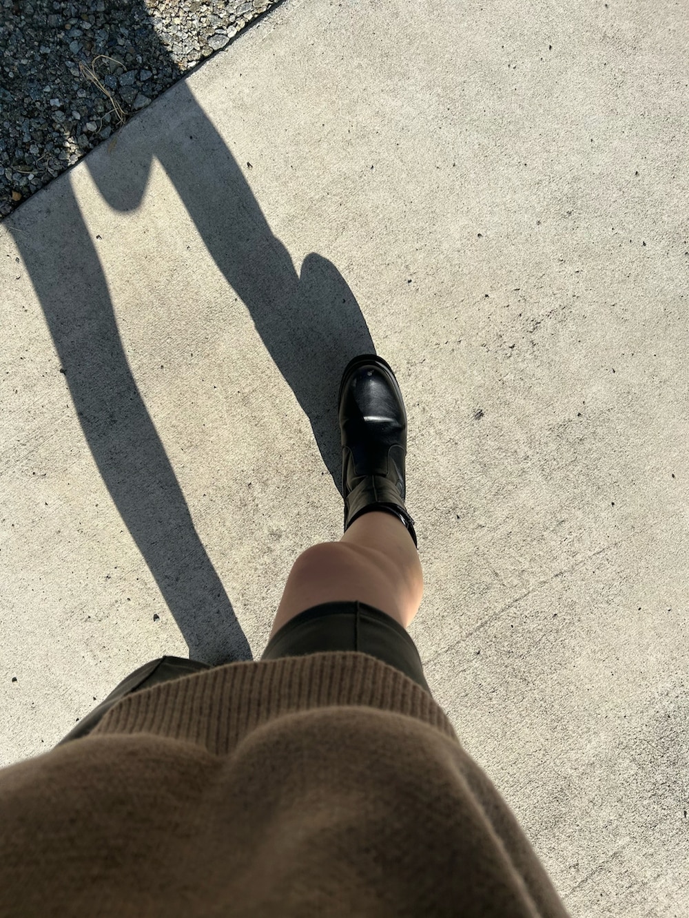 ブラウン系のニット/セーター、シルバー系のバッグ、ブラック系のその他パンツを着用したレディースの春コーディネートの2枚目の写真