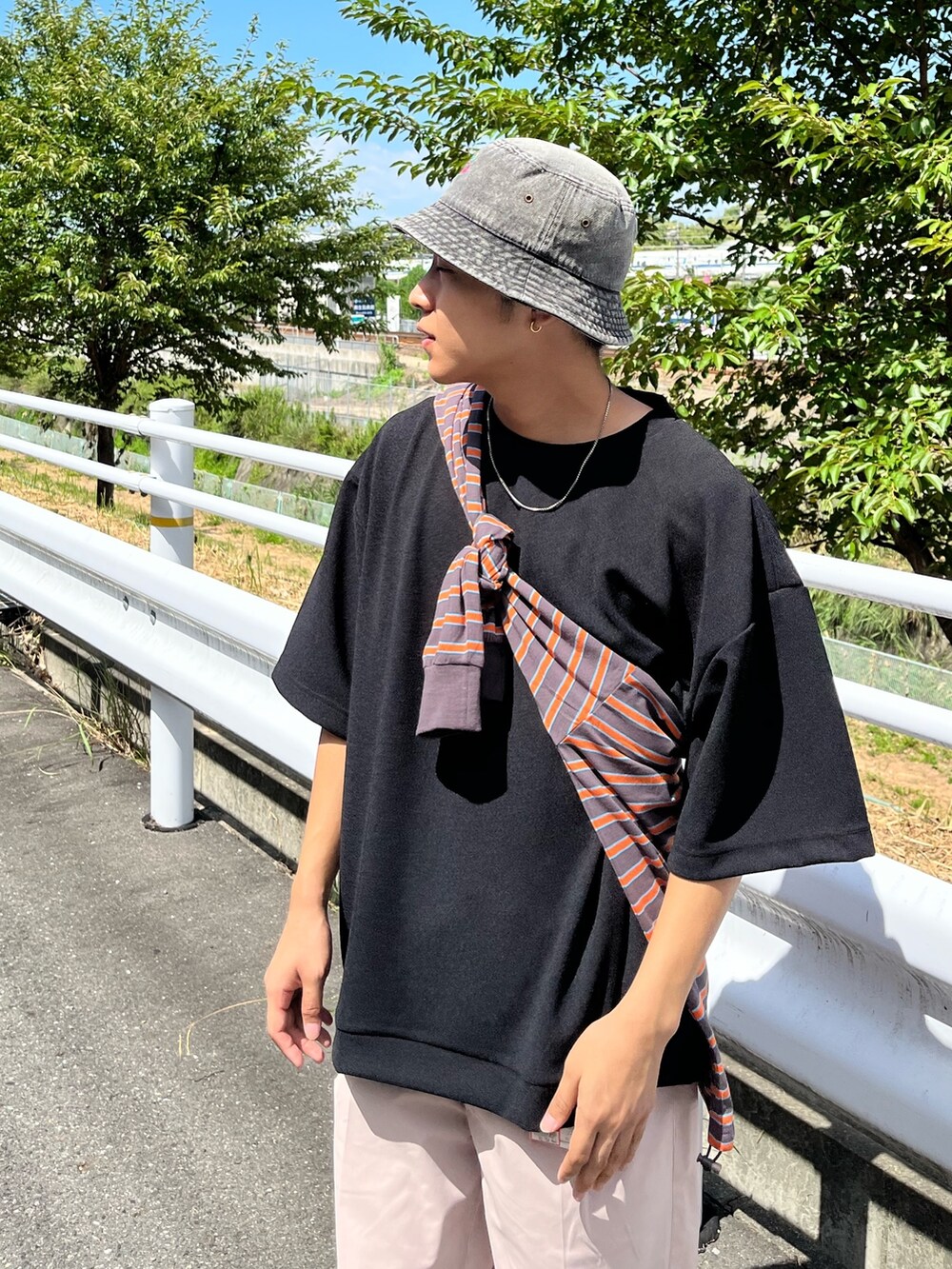 ブラック系のTシャツ/カットソー、オレンジ系のTシャツ/カットソー、ピンク系のその他パンツを着用したメンズの夏コーディネートの4枚目の写真