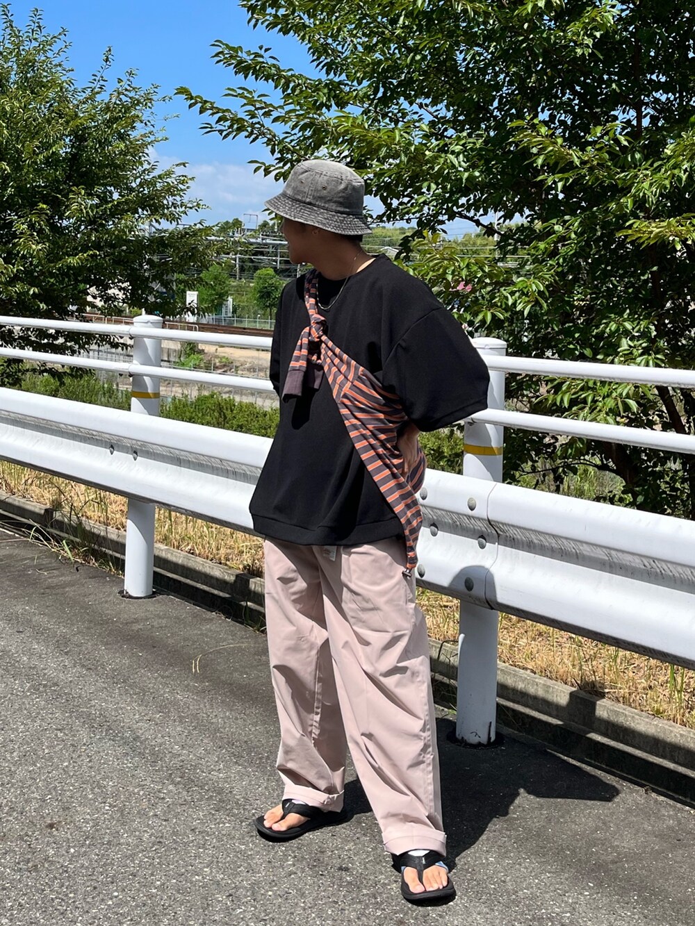 ブラック系のTシャツ/カットソー、オレンジ系のTシャツ/カットソー、ピンク系のその他パンツを着用したメンズの夏コーディネートの3枚目の写真