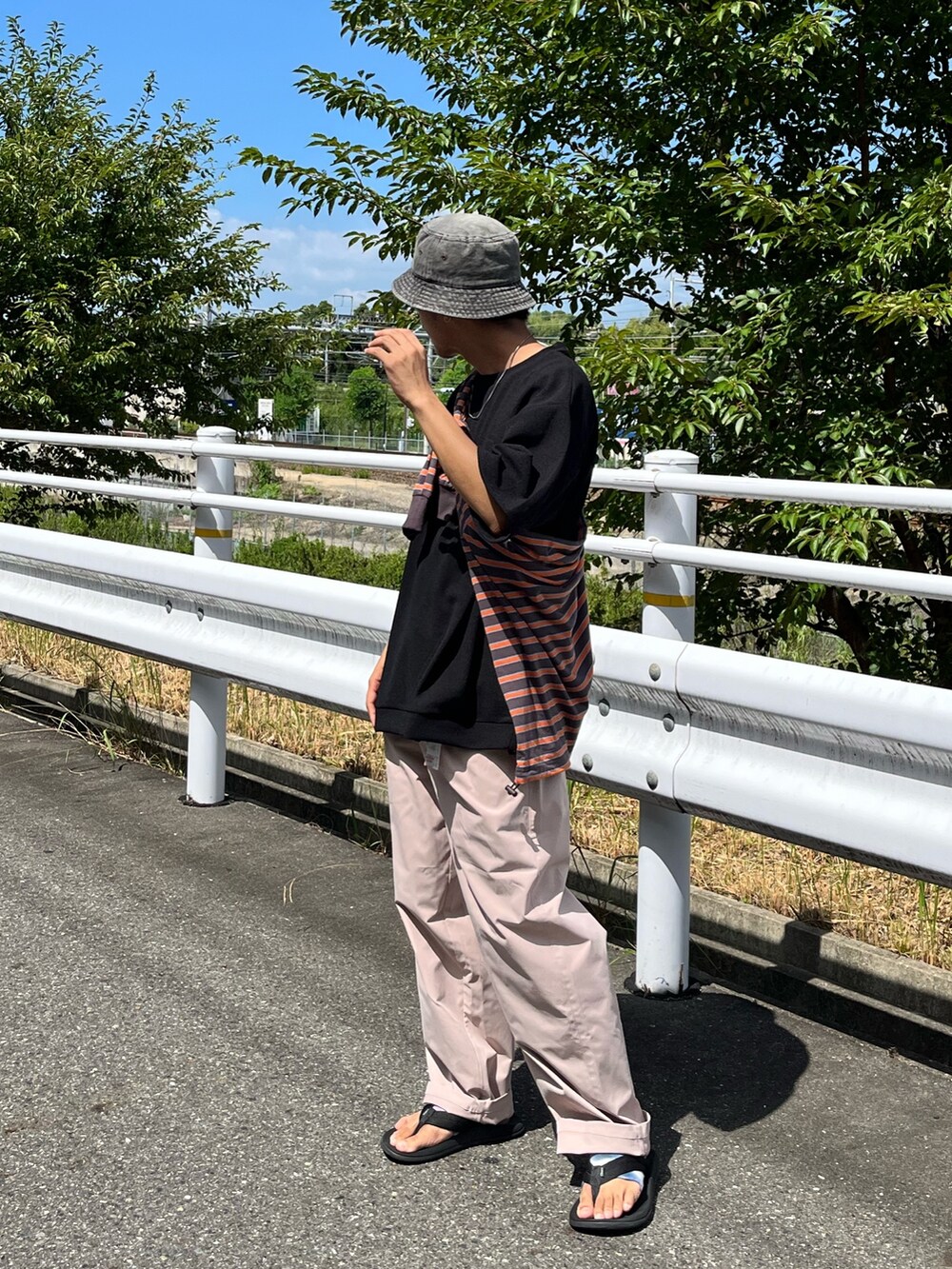 ブラック系のTシャツ/カットソー、オレンジ系のTシャツ/カットソー、ピンク系のその他パンツを着用したメンズの夏コーディネートの2枚目の写真