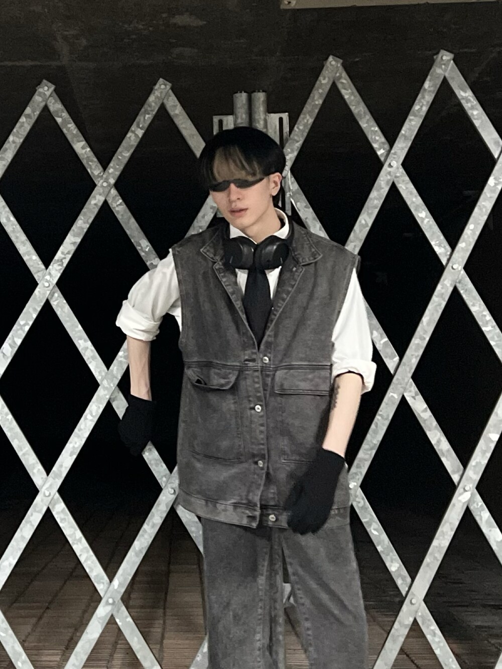 グレー系のジャケット/アウター、グレー系のパンツ、ブラック系のシューズを着用したメンズの夏コーディネートの2枚目の写真