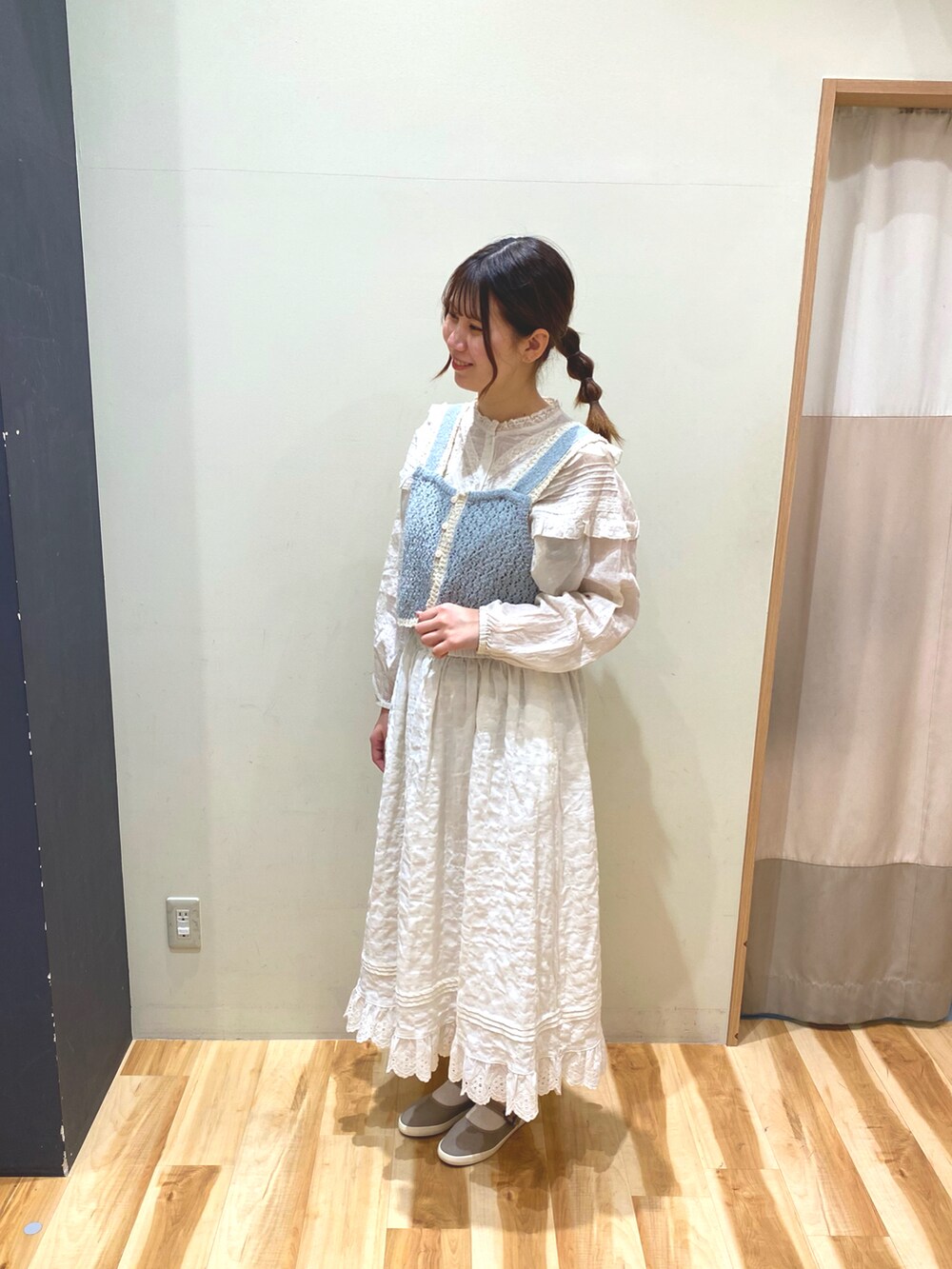 ホワイト系のスカート、ブルー系のベスト、ベージュ系のシャツ/ブラウスを着用したレディースの冬コーディネートの2枚目の写真