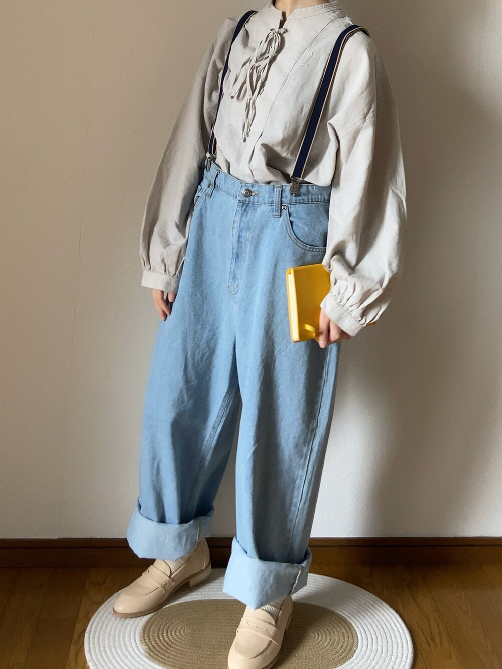 グレー系のシャツ/ブラウス、ブルー系のデニムパンツ、ベージュ系のローファーを着用したレディースの春コーディネートの2枚目の写真