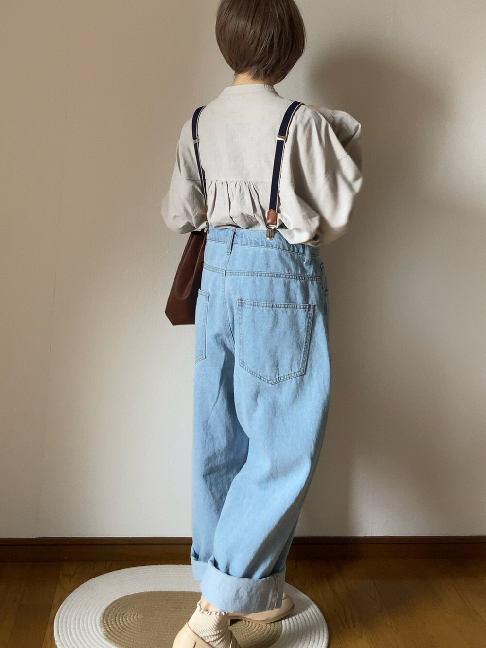 グレー系のシャツ/ブラウス、ブルー系のデニムパンツ、ベージュ系のローファーを着用したレディースの春コーディネートの3枚目の写真