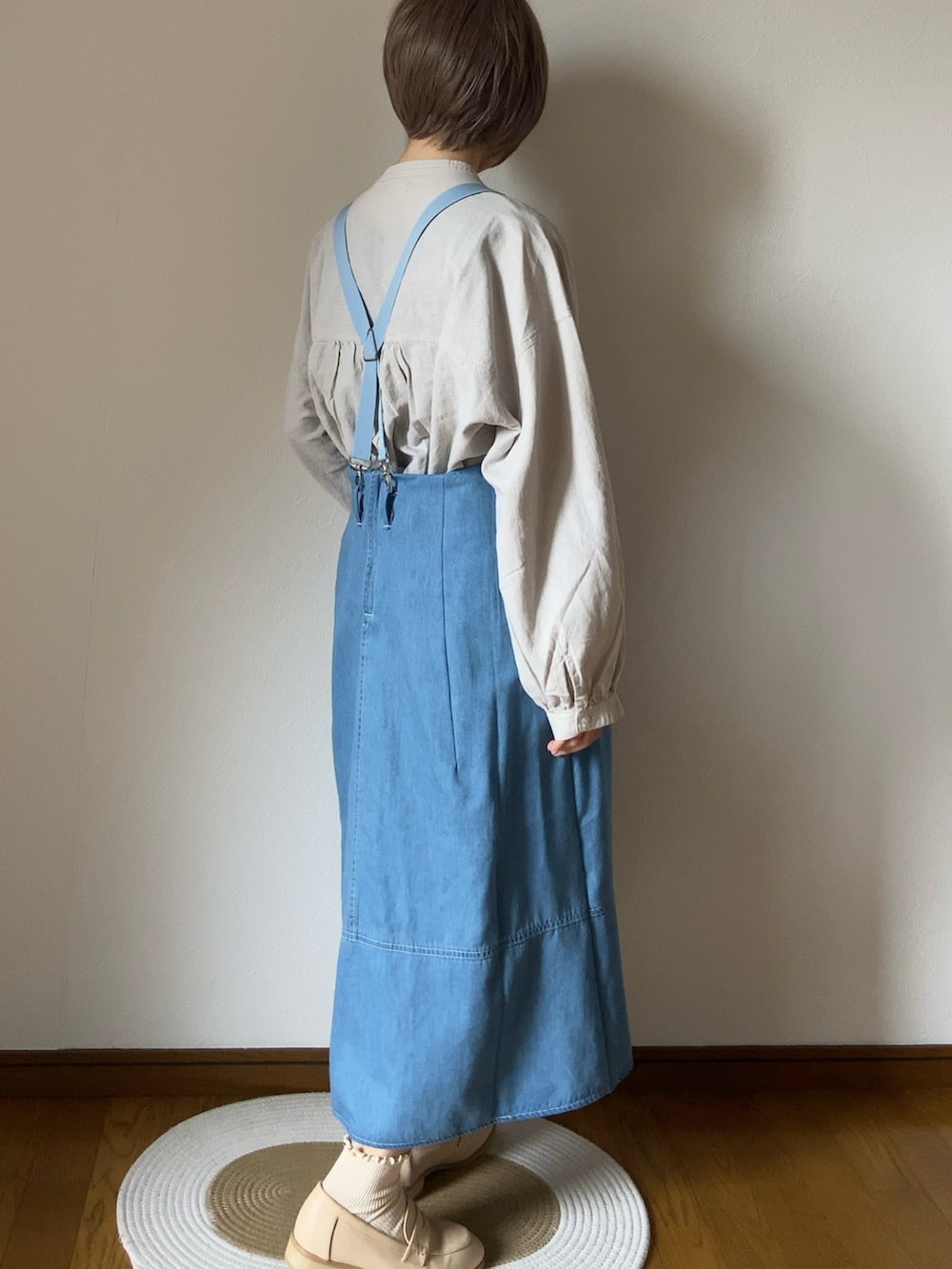 ベージュ系のローファー、グレー系のシャツ/ブラウスを着用したレディースの春コーディネートの2枚目の写真