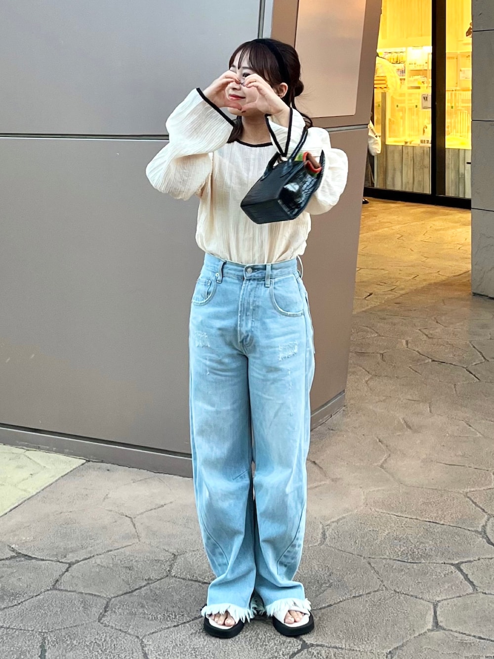 「秋服、大人カジュアル、秋冬コーデ、大人かわいい、秋のコーデ、ミニバッグ、休日コーデ、秋先取りコーデ、低身長コーデ、23AW秋の新作、WEARyouthコーデ、デニムコーデ、秋服準備始めました、カラー×コーデ、カジュアル」｜「mysticの【５色展開！】カーブデニム（デニムパンツ、ブルー系）」を使った、sanaさん（骨格ナチュラル・レディース・146cm）の秋コーディネートの3枚目の写真