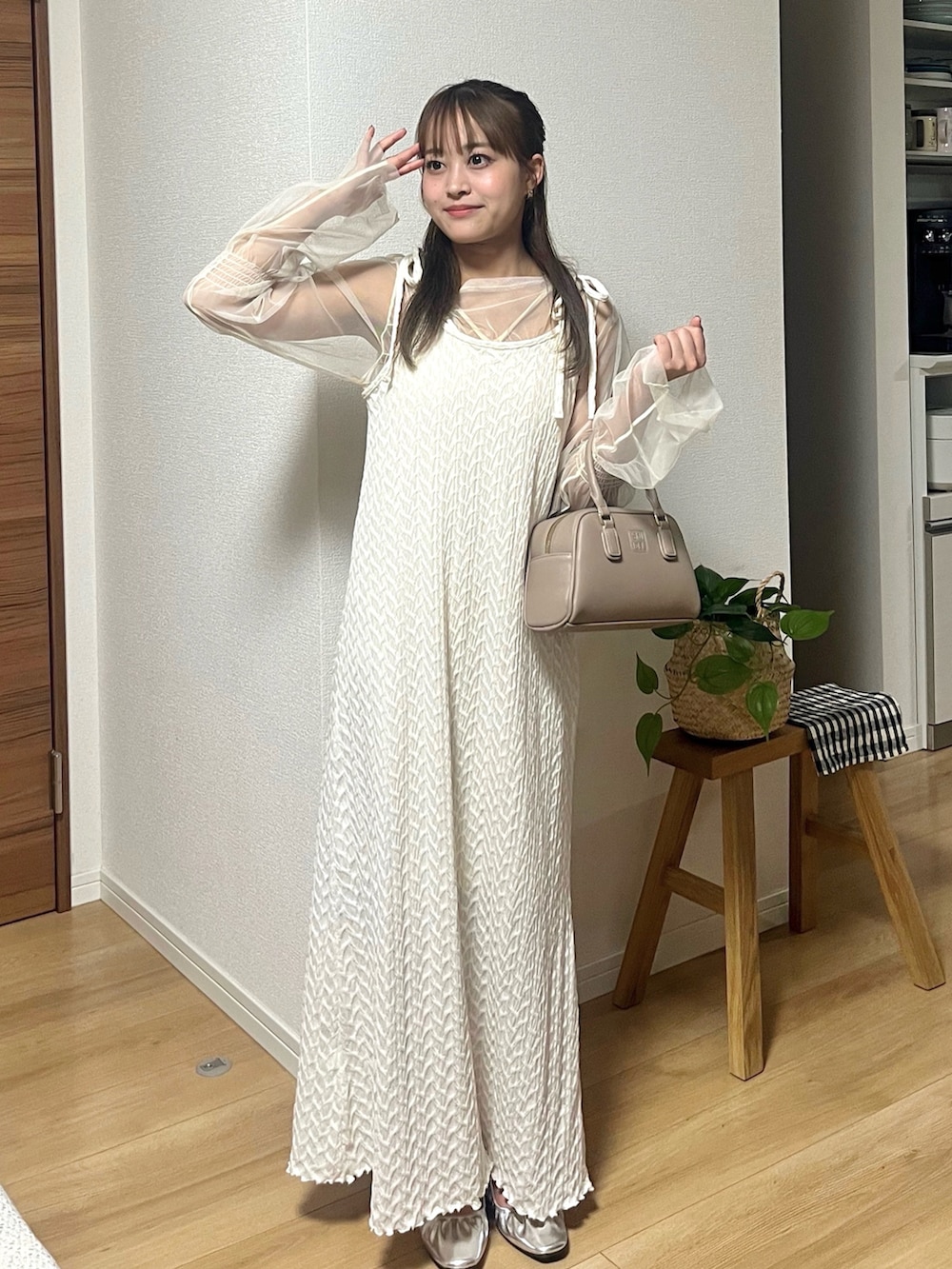 ベージュ系のハンドバッグ、ホワイト系のワンピース、ホワイト系のTシャツ/カットソーを着用したレディースの夏コーディネートの3枚目の写真