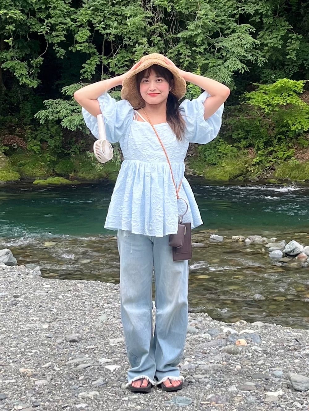 ブルー系のシャツ/ブラウス、ブルー系のデニムパンツ、ブラック系のサンダルを着用したレディースの夏コーディネートの2枚目の写真