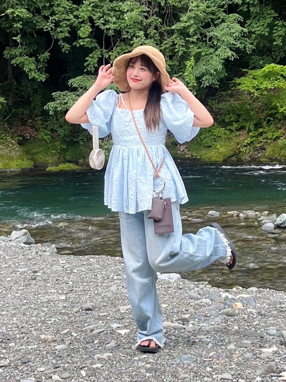 ブルー系のシャツ/ブラウス、ブルー系のデニムパンツ、ブラック系のサンダルを着用したレディースの夏コーディネートの3枚目の写真