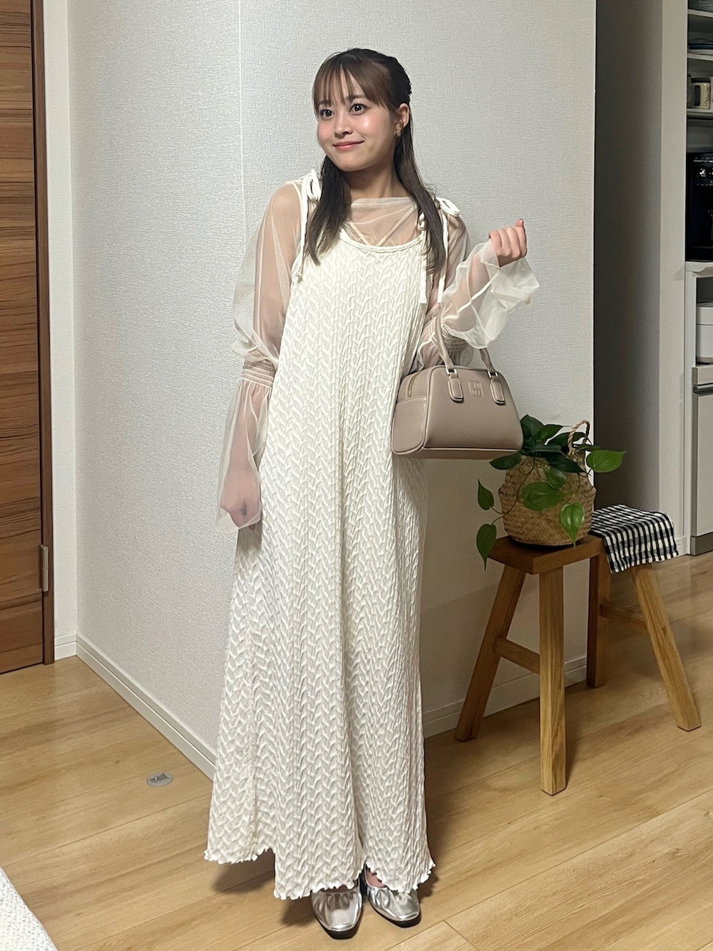 ベージュ系のハンドバッグ、ホワイト系のワンピース、ホワイト系のTシャツ/カットソーを着用したレディースの夏コーディネートの2枚目の写真