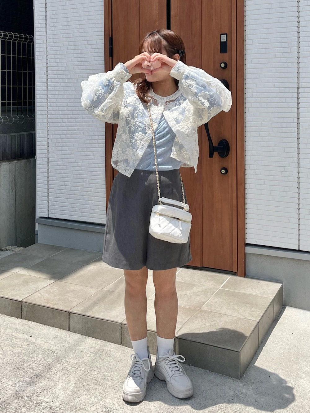 グレー系のその他パンツ、ホワイト系のバッグ、ホワイト系のシューズを着用したレディースの夏コーディネートの3枚目の写真