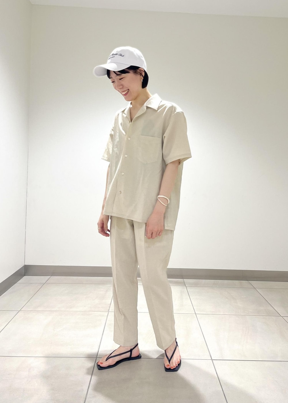 「ホワイト、キャップ、シャツ、半袖、アイボリー、オープンカラー、開襟シャツ、パンツ、テーパード、セットアップ、センタープレス、サンダル、フラット、ADAM ET ROPÉ、FEMME」｜「ADAM ET ROPE'の洗えるセットアップ【RIRANCHA】オープンカラーシャツ ＆ イージーパンツ / 吸水速乾 / 接触冷感 / ユニセックス（セットアップ、ホワイト系）」を使った、すがわらさん（レディース・161cm）の夏コーディネートの2枚目の写真