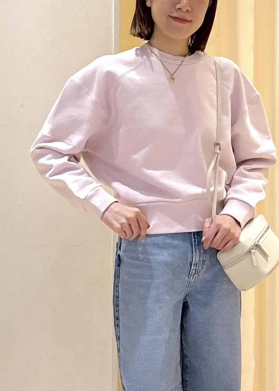 「ピンク、ショート丈、デニム、ニードバイ、NEEDBY別注デニム、フレンチスタイリング、ヘアアクセ、ボトムコレクション、初春コーデ、春コーデ、デートコーデ、お出かけコーデ、大人カジュアル、パンツスタイル、カジュアルコーデ」｜「NEEDBY heritageの【NEEDBY for ADAM ET ROPE'】別注LUNA WIDE STRAIGHT（デニムパンツ、ブルー系）」を使った、すがわらさん（レディース・160cm）の冬コーディネートの6枚目の写真