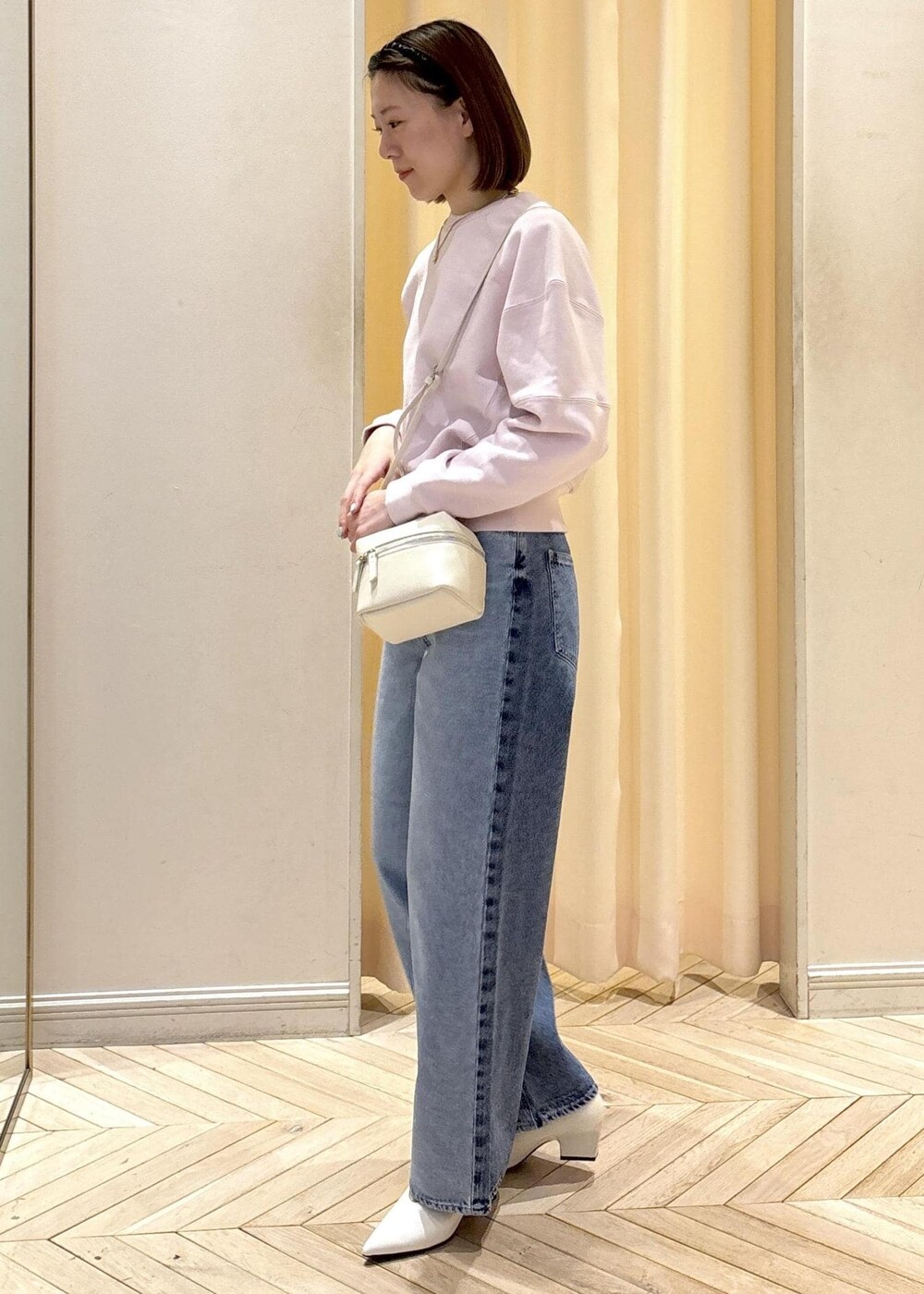 「ピンク、ショート丈、デニム、ニードバイ、NEEDBY別注デニム、フレンチスタイリング、ヘアアクセ、ボトムコレクション、初春コーデ、春コーデ、デートコーデ、お出かけコーデ、大人カジュアル、パンツスタイル、カジュアルコーデ」｜「NEEDBY heritageの【NEEDBY for ADAM ET ROPE'】別注LUNA WIDE STRAIGHT（デニムパンツ、ブルー系）」を使った、すがわらさん（レディース・160cm）の冬コーディネートの4枚目の写真