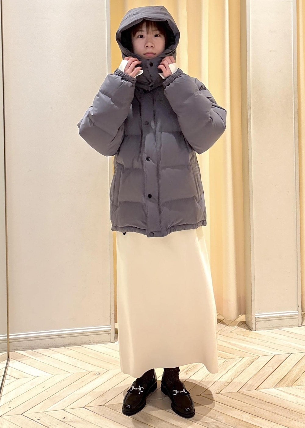 「ダウン、アライド、アライドダウン、ACTダウン、ワンピーススタイリング、kirakira_pickup、Mcoat_pickup、冬コーデ、デートコーデ、お出かけコーデ、旅行コーデ、大人カジュアル、フェミニンコーデ、シンプルコーデ、ADAM ET ROPÉ」｜「ADAM ET ROPE'の晴雨兼用ビジュービットローファー（ローファー、ブラック系）」を使った、すがわらさん（レディース・160cm）の冬コーディネートの4枚目の写真