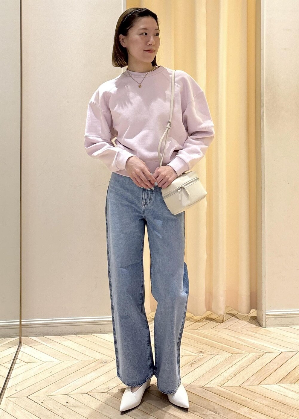 「ピンク、ショート丈、デニム、ニードバイ、NEEDBY別注デニム、フレンチスタイリング、ヘアアクセ、ボトムコレクション、初春コーデ、春コーデ、デートコーデ、お出かけコーデ、大人カジュアル、パンツスタイル、カジュアルコーデ」｜「NEEDBY heritageの【NEEDBY for ADAM ET ROPE'】別注LUNA WIDE STRAIGHT（デニムパンツ、ブルー系）」を使った、すがわらさん（レディース・160cm）の冬コーディネートの2枚目の写真