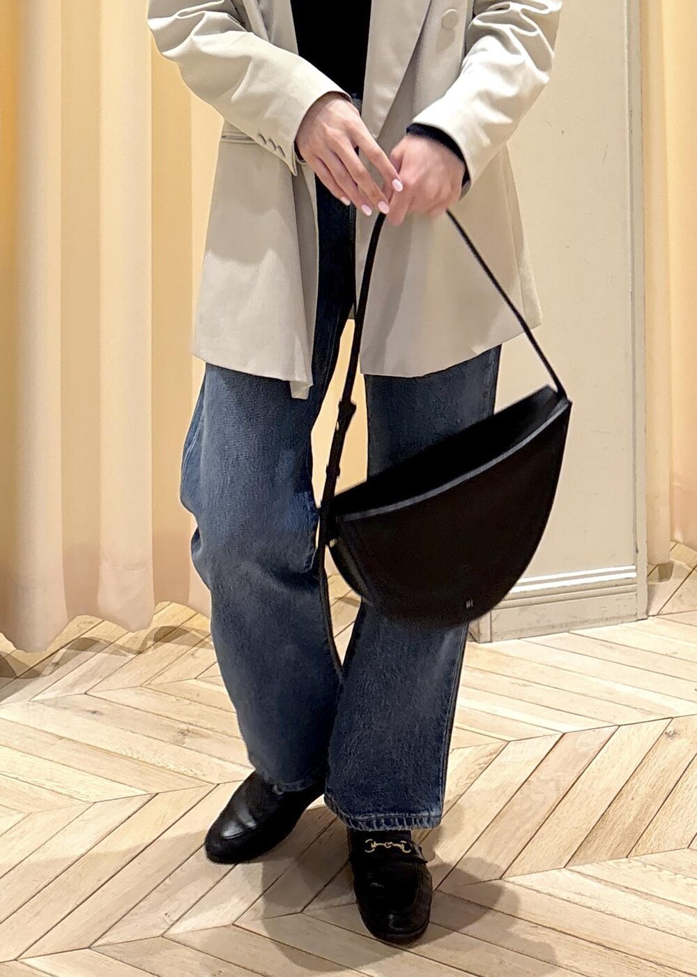 ブラック系のローファー、ホワイト系のテーラードジャケット、ブルー系のTシャツ/カットソーを着用したレディースの春コーディネートの7枚目の写真