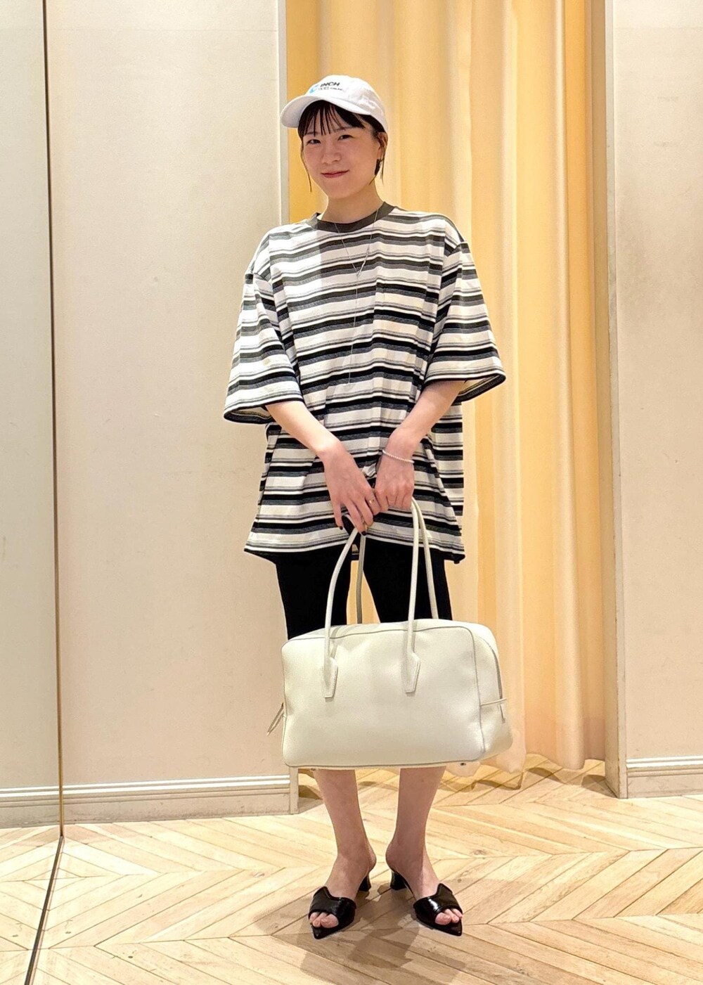 ブラック系のサンダル、ブラック系のTシャツ/カットソー、ブラック系のその他パンツを着用したレディースの夏コーディネートの2枚目の写真