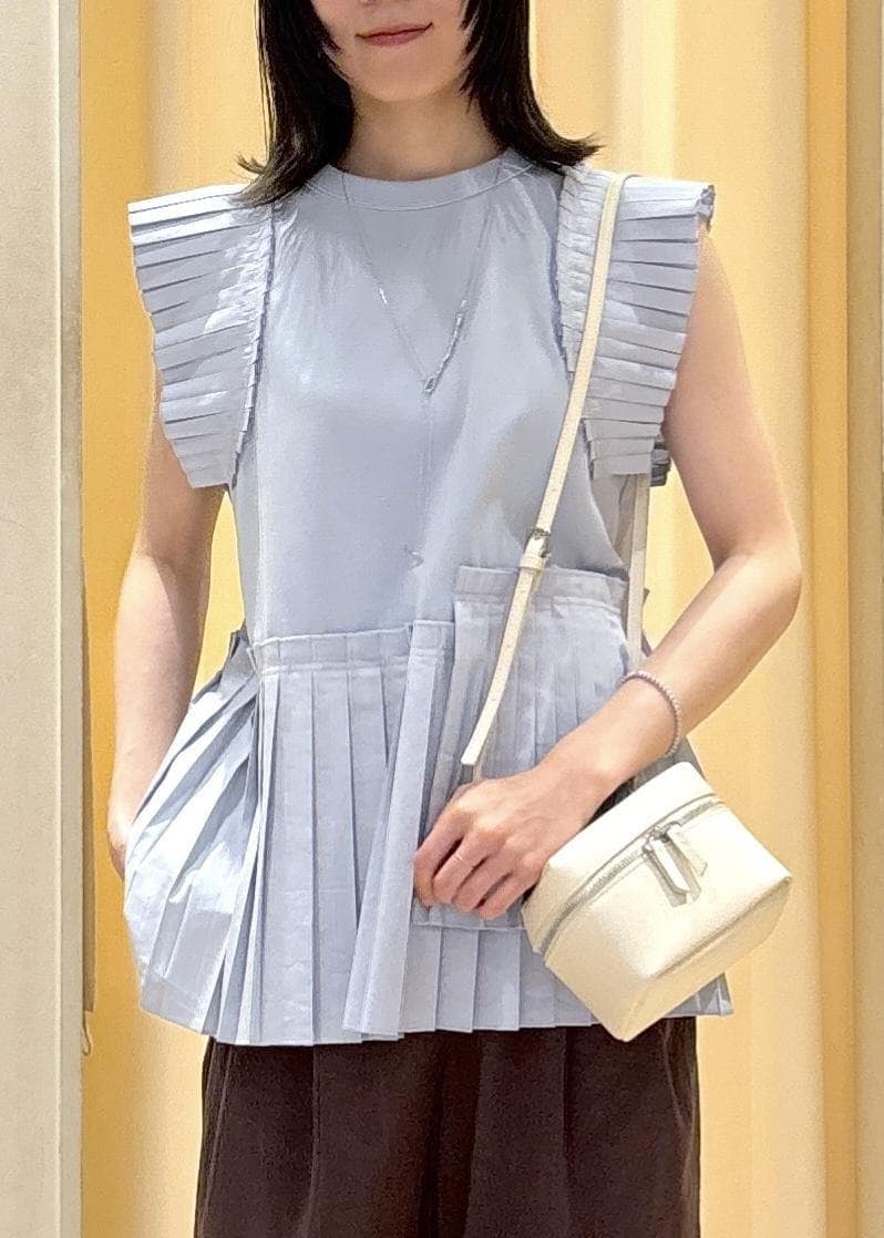 ブラック系のサンダル、ブルー系のTシャツ/カットソー、ホワイト系のショルダーバッグを着用したレディースの夏コーディネートの5枚目の写真