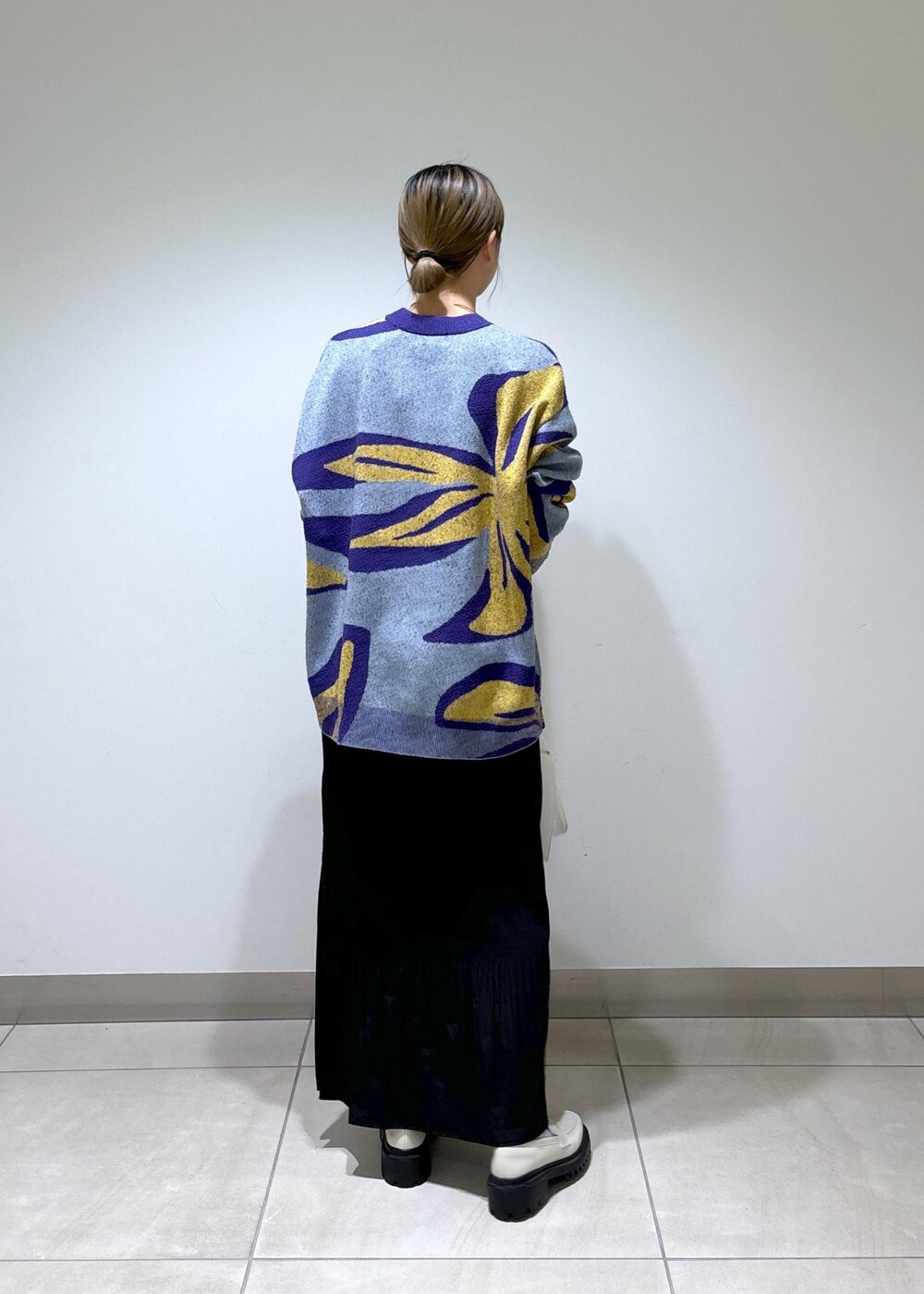 ホワイト系のローファー、ブルー系のニット/セーター、ホワイト系のショルダーバッグを着用したレディースの春コーディネートの4枚目の写真