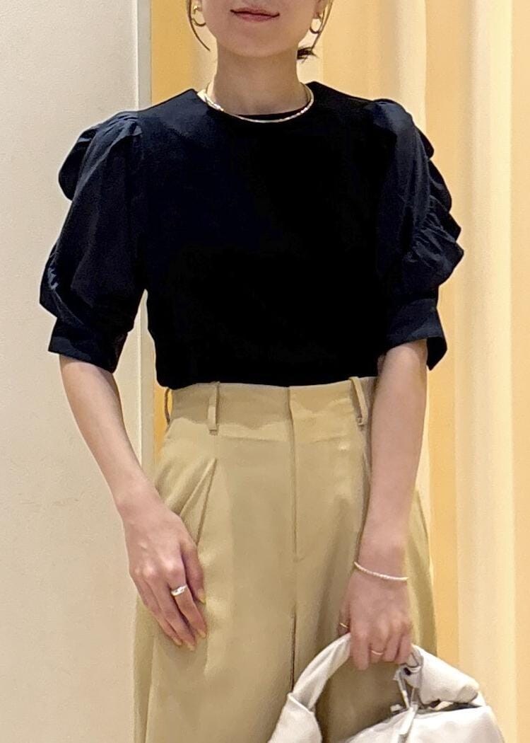 ブラック系のローファー、ブルー系のTシャツ/カットソー、ベージュ系のスラックスを着用したレディースの夏コーディネートの5枚目の写真