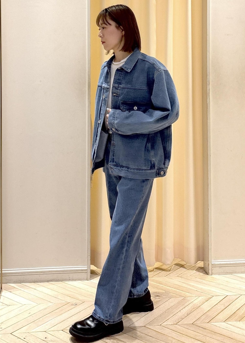 ブラック系のその他シューズ、ホワイト系のTシャツ/カットソー、ブルー系のデニムジャケットを着用したレディースの冬コーディネートの3枚目の写真