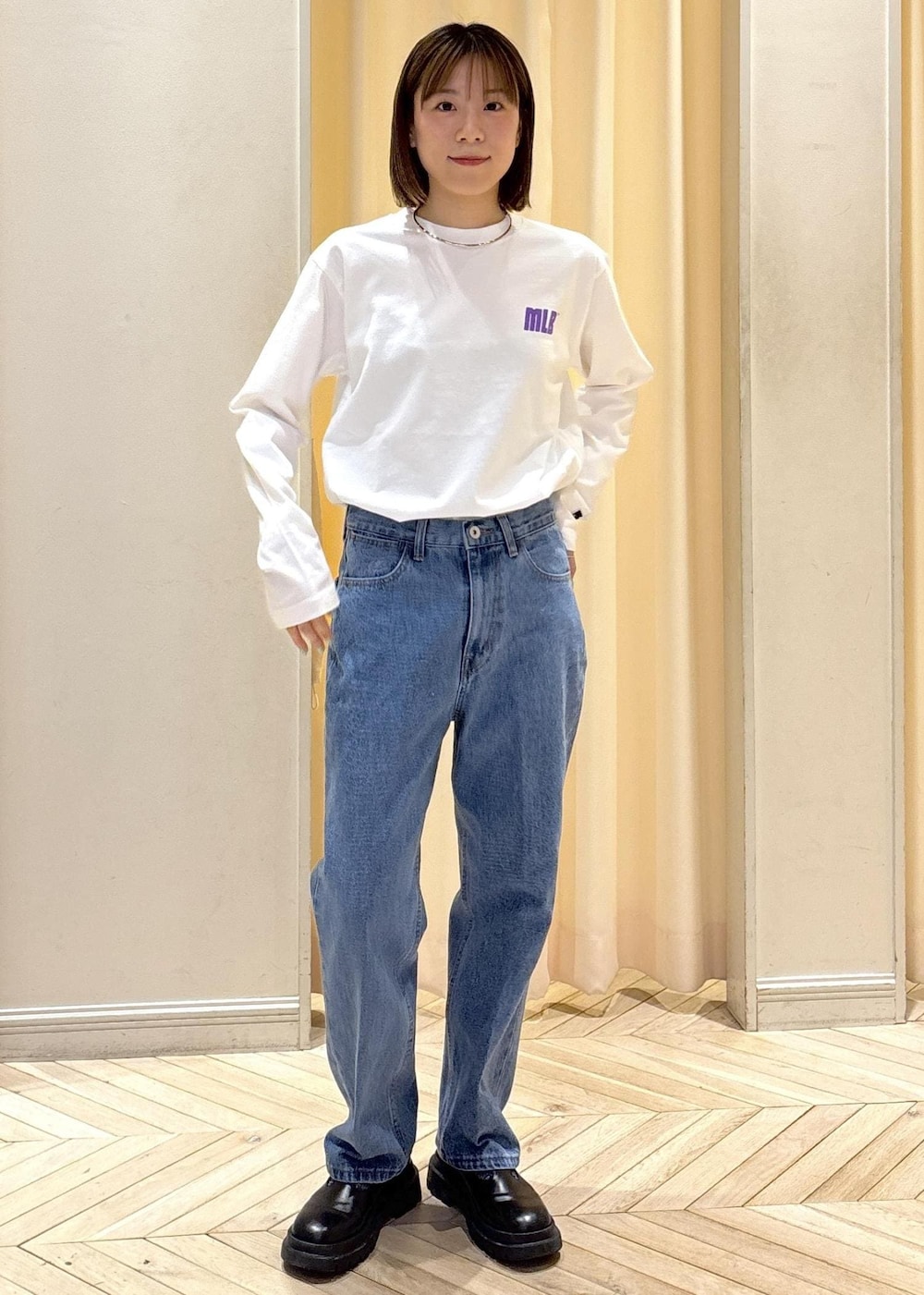 ブラック系のその他シューズ、ホワイト系のTシャツ/カットソー、ブルー系のデニムジャケットを着用したレディースの冬コーディネートの5枚目の写真
