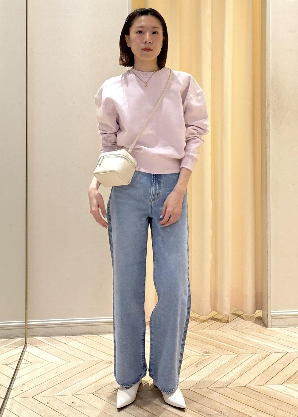 「ピンク、ショート丈、デニム、ニードバイ、NEEDBY別注デニム、フレンチスタイリング、ヘアアクセ、ボトムコレクション、初春コーデ、春コーデ、デートコーデ、お出かけコーデ、大人カジュアル、パンツスタイル、カジュアルコーデ」｜「NEEDBY heritageの【NEEDBY for ADAM ET ROPE'】別注LUNA WIDE STRAIGHT（デニムパンツ、ブルー系）」を使った、すがわらさん（レディース・160cm）の冬コーディネートの3枚目の写真