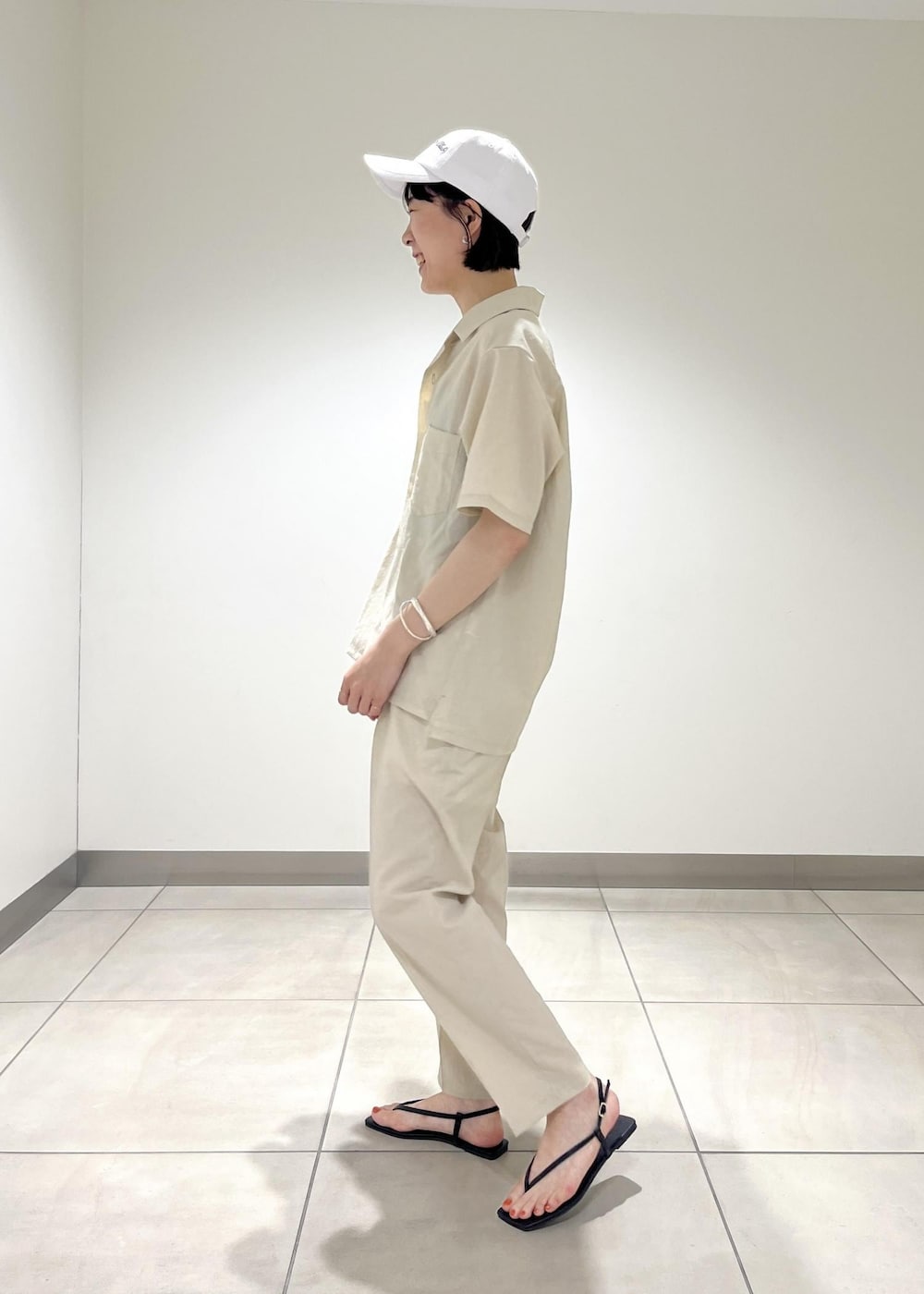 「ホワイト、キャップ、シャツ、半袖、アイボリー、オープンカラー、開襟シャツ、パンツ、テーパード、セットアップ、センタープレス、サンダル、フラット、ADAM ET ROPÉ、FEMME」｜「ADAM ET ROPE'の洗えるセットアップ【RIRANCHA】オープンカラーシャツ ＆ イージーパンツ / 吸水速乾 / 接触冷感 / ユニセックス（セットアップ、ホワイト系）」を使った、すがわらさん（レディース・161cm）の夏コーディネートの3枚目の写真