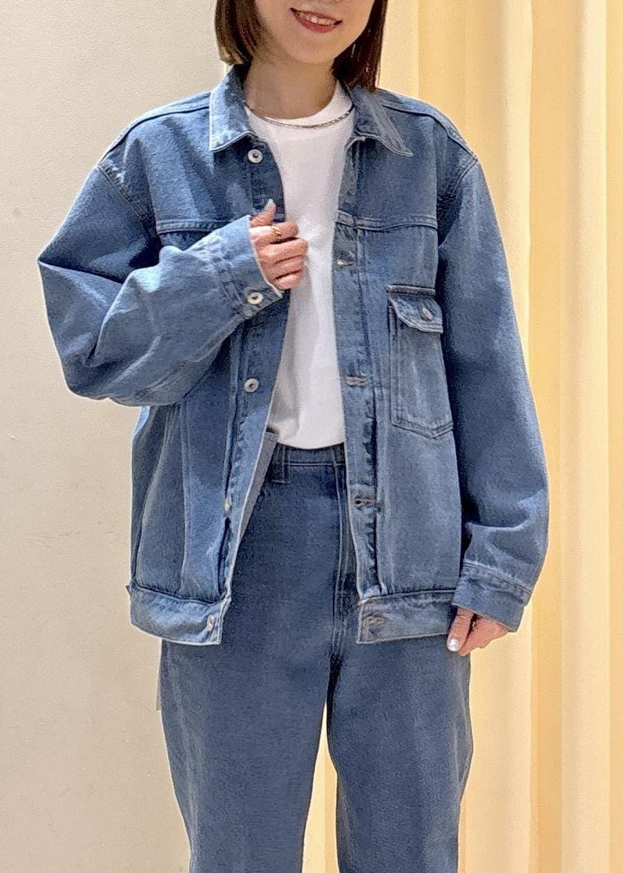 ブラック系のその他シューズ、ホワイト系のTシャツ/カットソー、ブルー系のデニムジャケットを着用したレディースの冬コーディネートの6枚目の写真