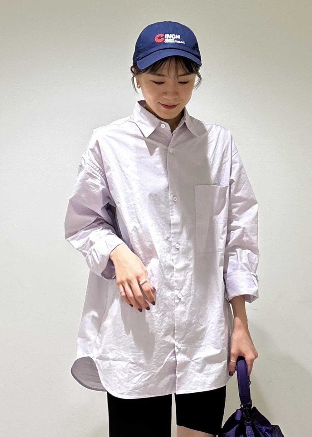 ブラック系のその他パンツ、パープル系のショルダーバッグ、パープル系のシャツ/ブラウスを着用したレディースの夏コーディネートの5枚目の写真