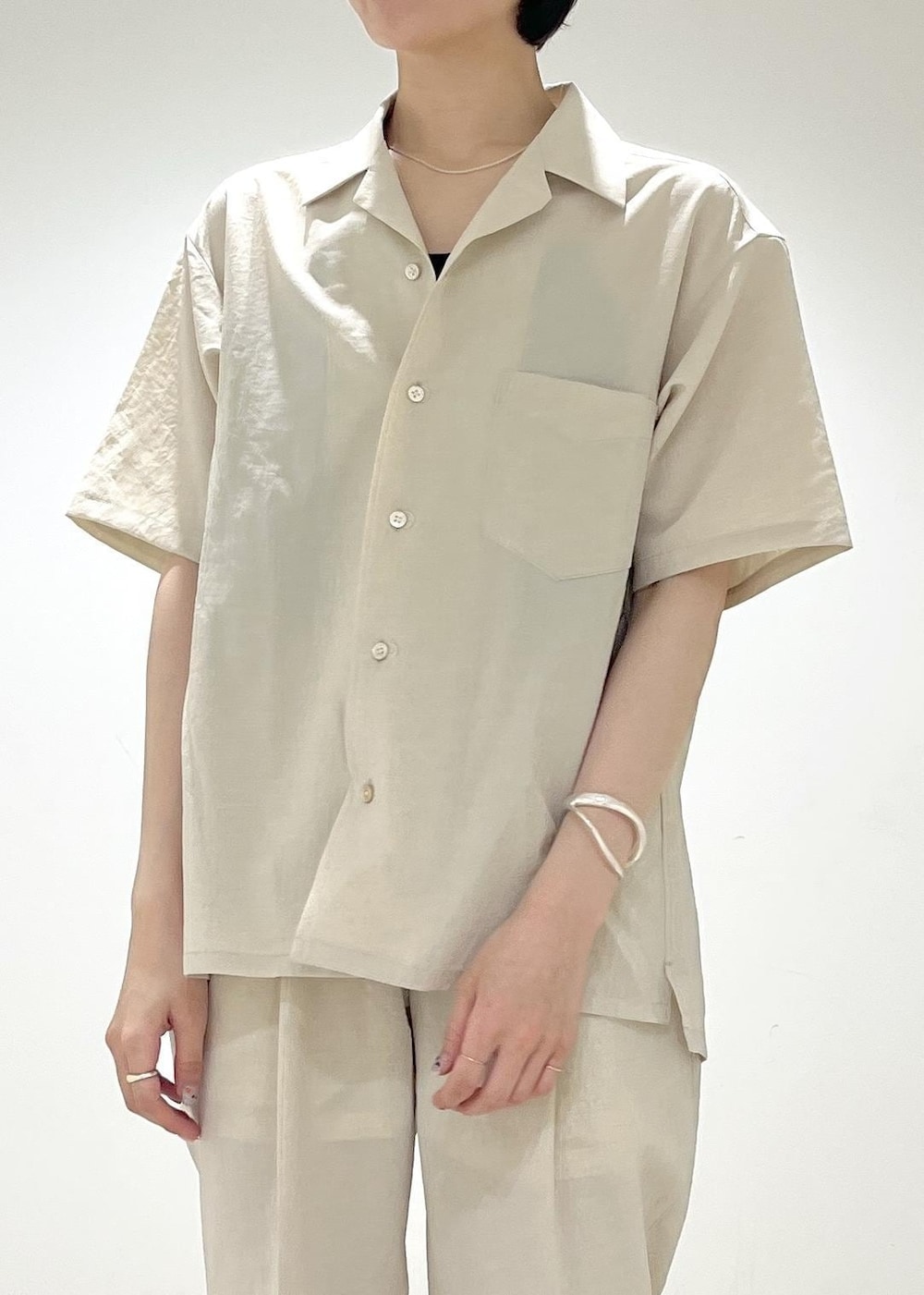 「ホワイト、キャップ、シャツ、半袖、アイボリー、オープンカラー、開襟シャツ、パンツ、テーパード、セットアップ、センタープレス、サンダル、フラット、ADAM ET ROPÉ、FEMME」｜「ADAM ET ROPE'の洗えるセットアップ【RIRANCHA】オープンカラーシャツ ＆ イージーパンツ / 吸水速乾 / 接触冷感 / ユニセックス（セットアップ、ホワイト系）」を使った、すがわらさん（レディース・161cm）の夏コーディネートの5枚目の写真
