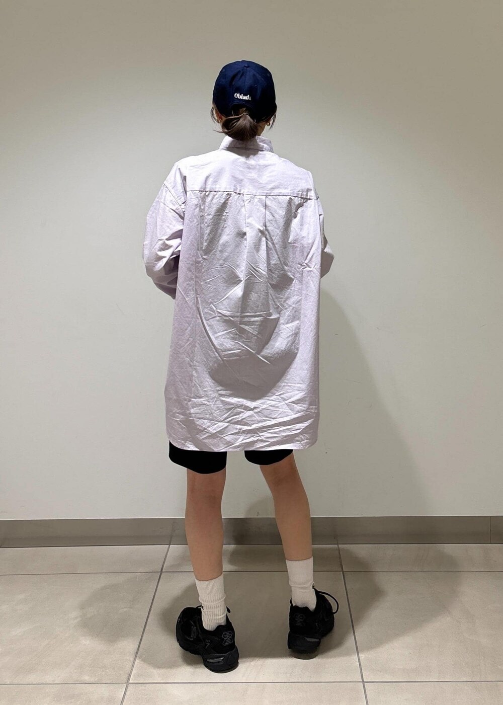 ブラック系のその他パンツ、パープル系のショルダーバッグ、パープル系のシャツ/ブラウスを着用したレディースの夏コーディネートの4枚目の写真