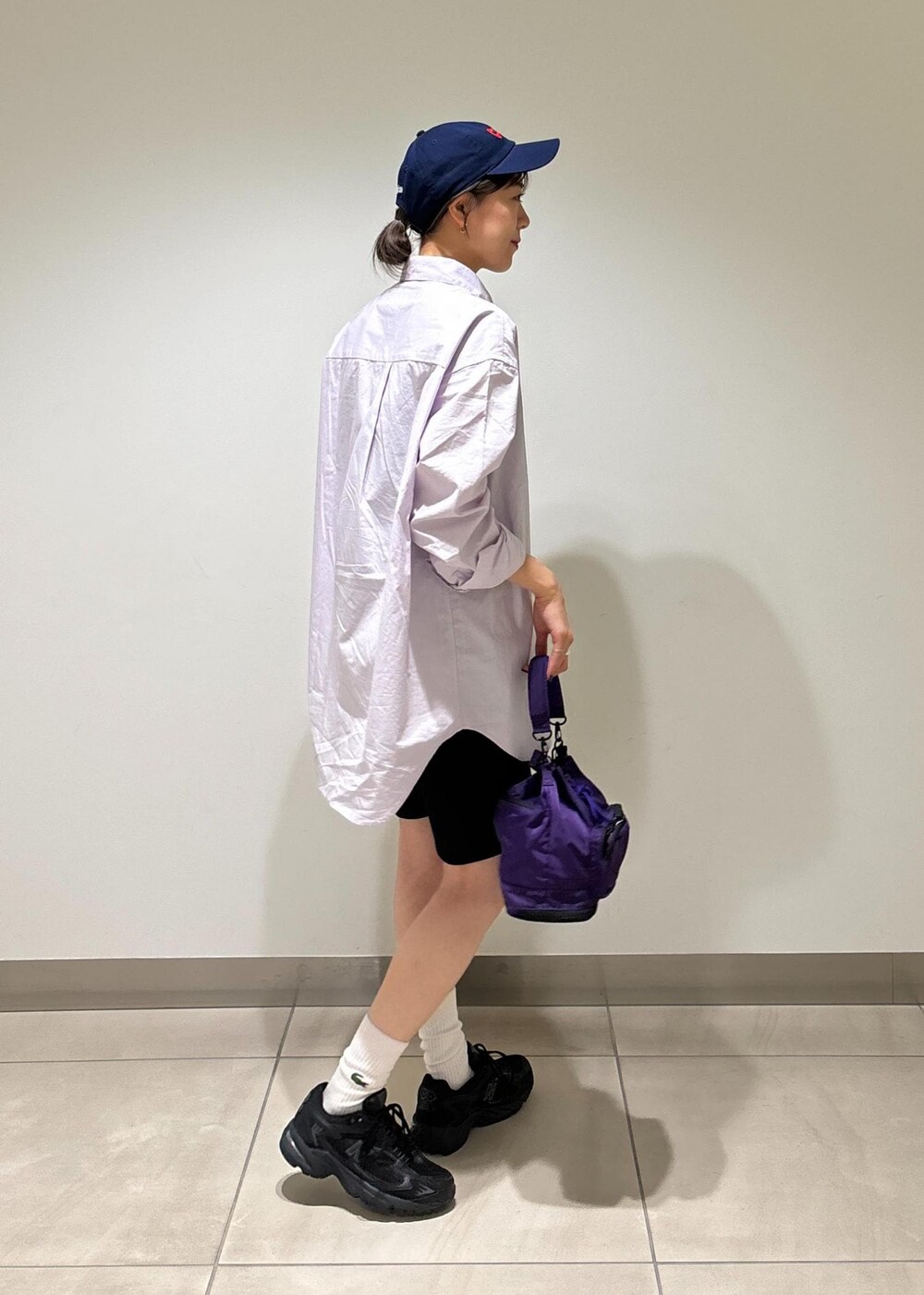 ブラック系のその他パンツ、パープル系のショルダーバッグ、パープル系のシャツ/ブラウスを着用したレディースの夏コーディネートの3枚目の写真