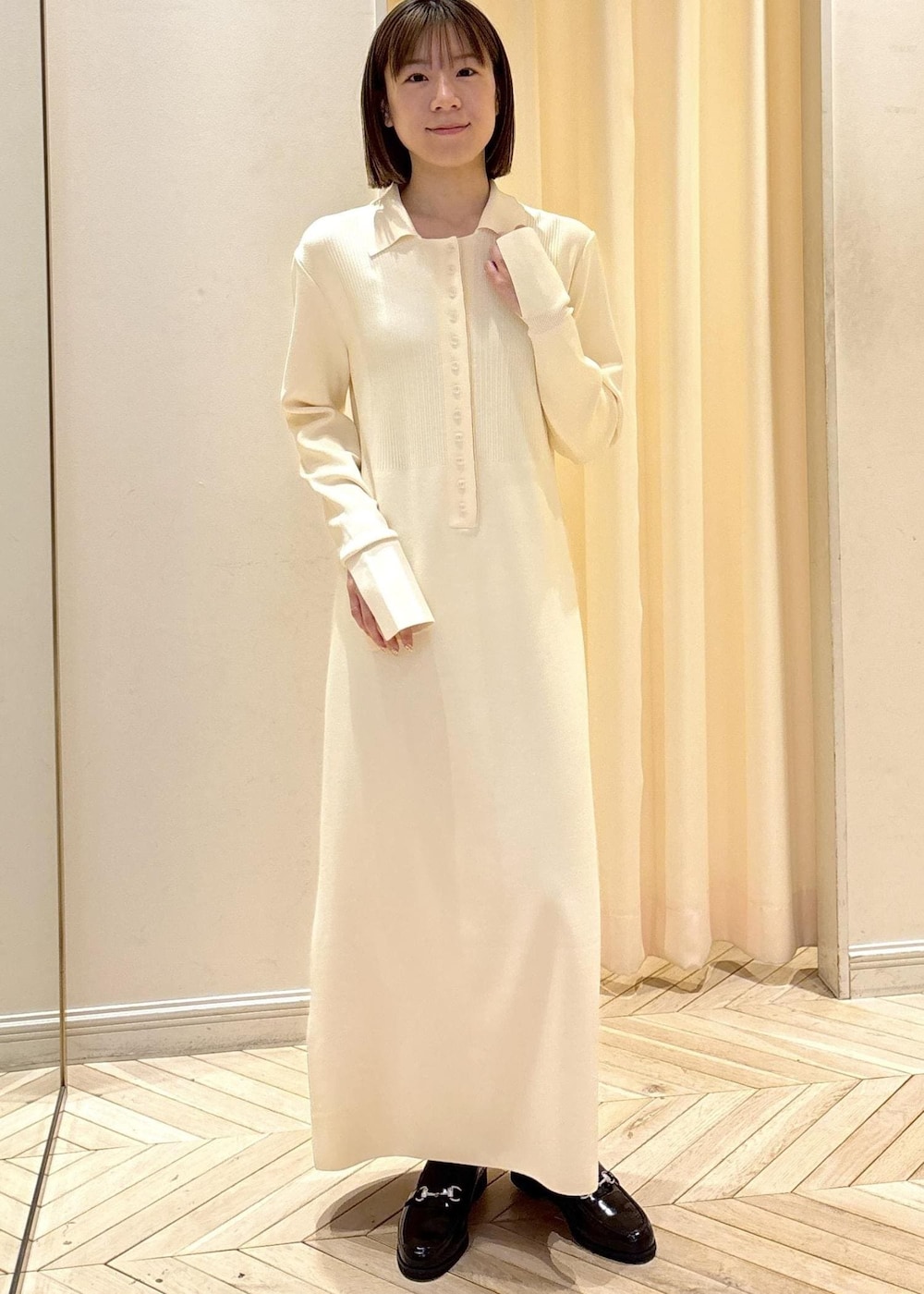 「ダウン、アライド、アライドダウン、ACTダウン、ワンピーススタイリング、kirakira_pickup、Mcoat_pickup、冬コーデ、デートコーデ、お出かけコーデ、旅行コーデ、大人カジュアル、フェミニンコーデ、シンプルコーデ、ADAM ET ROPÉ」｜「ADAM ET ROPE'の晴雨兼用ビジュービットローファー（ローファー、ブラック系）」を使った、すがわらさん（レディース・160cm）の冬コーディネートの5枚目の写真