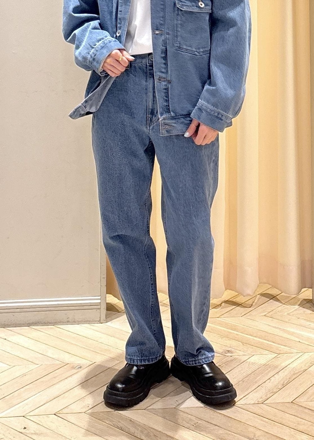 ブラック系のその他シューズ、ホワイト系のTシャツ/カットソー、ブルー系のデニムジャケットを着用したレディースの冬コーディネートの7枚目の写真