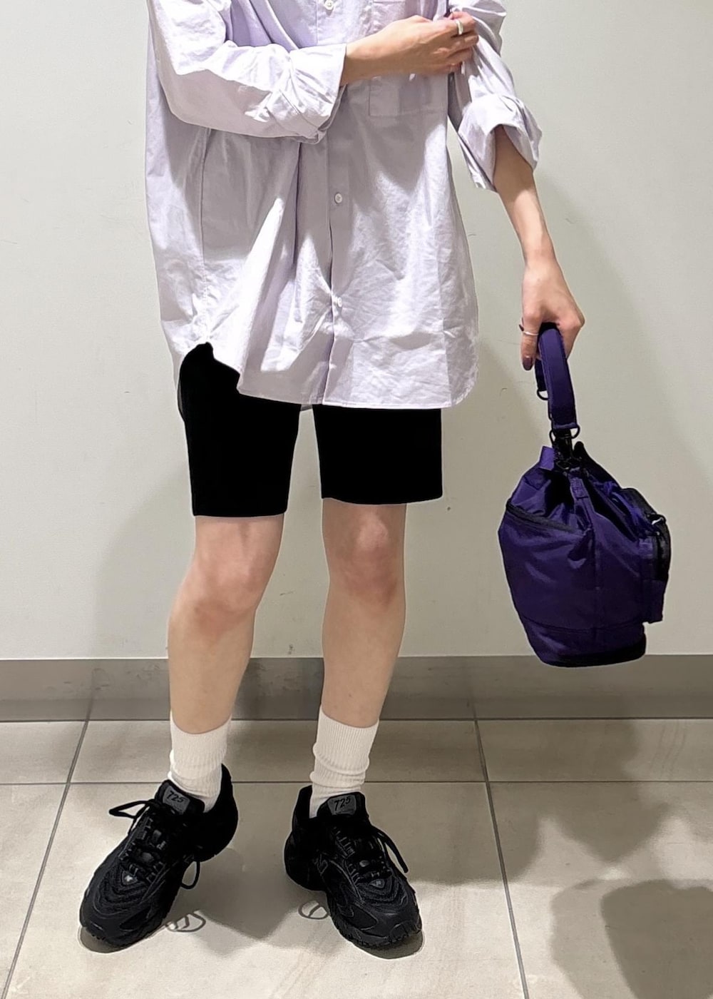 ブラック系のその他パンツ、パープル系のショルダーバッグ、パープル系のシャツ/ブラウスを着用したレディースの夏コーディネートの6枚目の写真