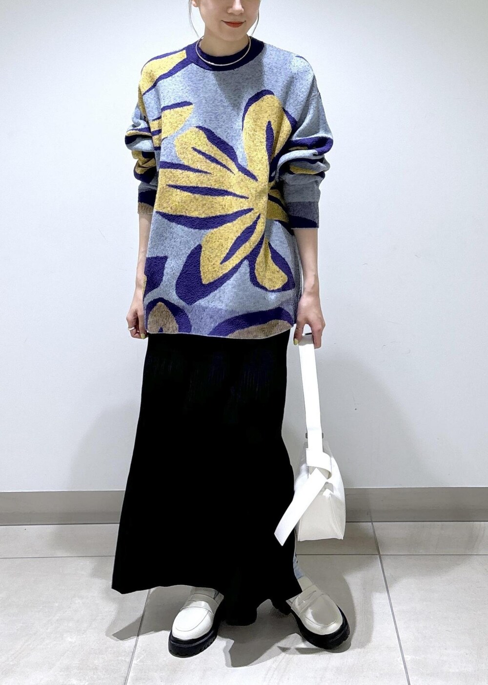 ホワイト系のローファー、ブルー系のニット/セーター、ホワイト系のショルダーバッグを着用したレディースの春コーディネートの5枚目の写真