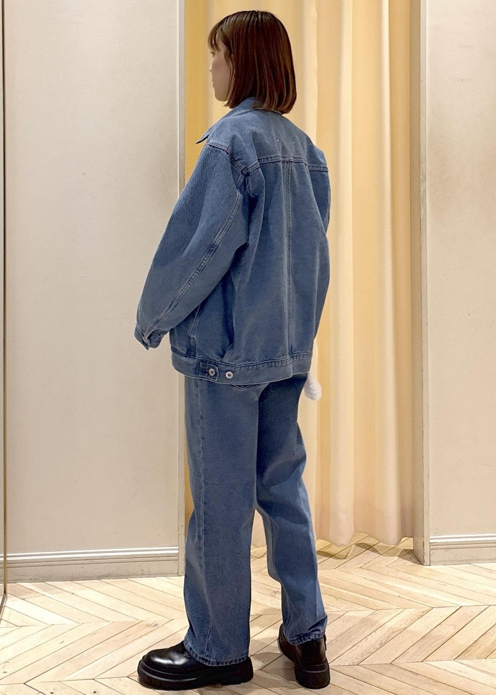 ブラック系のその他シューズ、ホワイト系のTシャツ/カットソー、ブルー系のデニムジャケットを着用したレディースの冬コーディネートの4枚目の写真