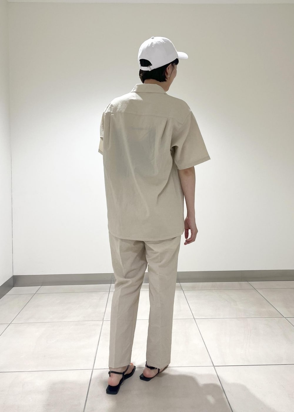 「ホワイト、キャップ、シャツ、半袖、アイボリー、オープンカラー、開襟シャツ、パンツ、テーパード、セットアップ、センタープレス、サンダル、フラット、ADAM ET ROPÉ、FEMME」｜「ADAM ET ROPE'の洗えるセットアップ【RIRANCHA】オープンカラーシャツ ＆ イージーパンツ / 吸水速乾 / 接触冷感 / ユニセックス（セットアップ、ホワイト系）」を使った、すがわらさん（レディース・161cm）の夏コーディネートの4枚目の写真