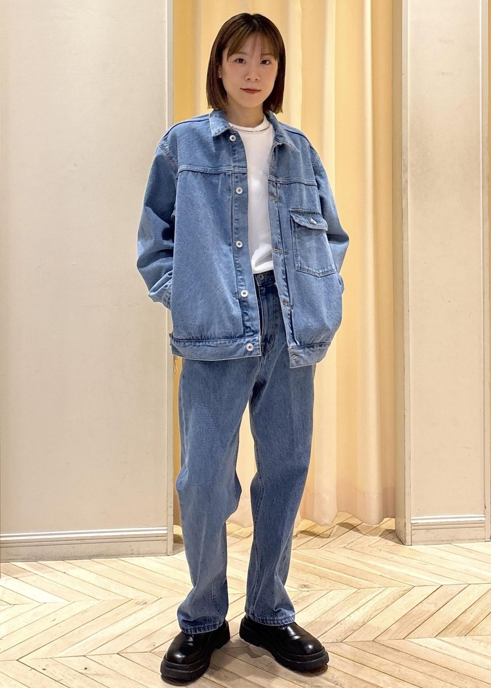 ブラック系のその他シューズ、ホワイト系のTシャツ/カットソー、ブルー系のデニムジャケットを着用したレディースの冬コーディネートの2枚目の写真