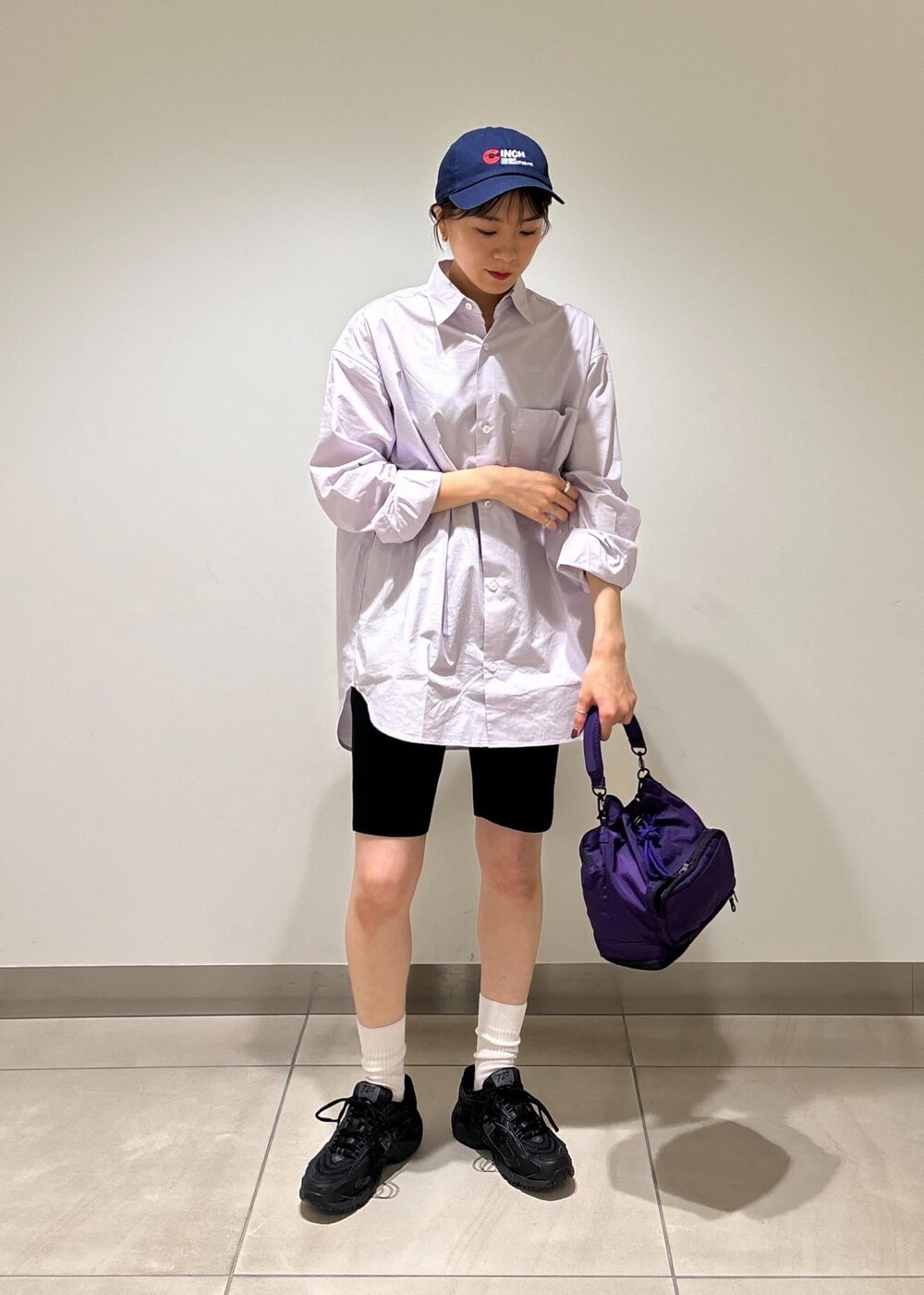 ブラック系のその他パンツ、パープル系のショルダーバッグ、パープル系のシャツ/ブラウスを着用したレディースの夏コーディネートの2枚目の写真