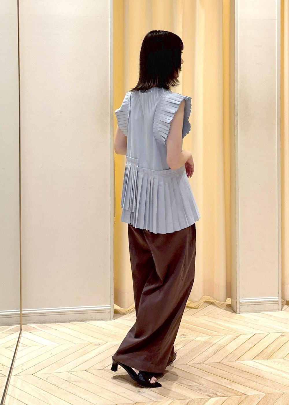 ブラック系のサンダル、ブルー系のTシャツ/カットソー、ホワイト系のショルダーバッグを着用したレディースの夏コーディネートの4枚目の写真