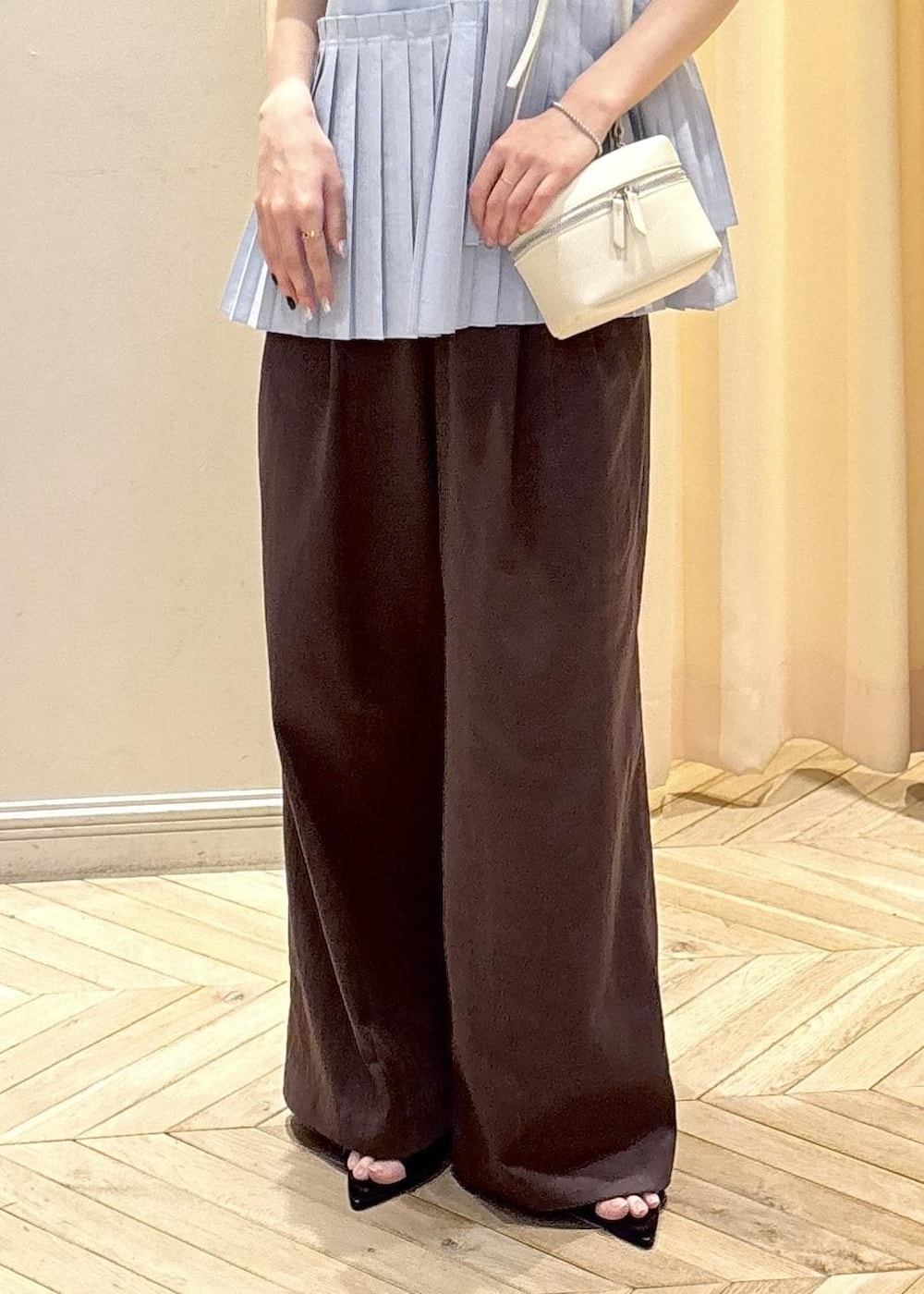 ブラック系のサンダル、ブルー系のTシャツ/カットソー、ホワイト系のショルダーバッグを着用したレディースの夏コーディネートの6枚目の写真