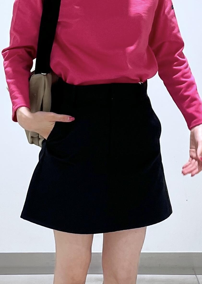 ブラック系のローファー、ブラック系のスカート、ベージュ系のショルダーバッグを着用したレディースの秋コーディネートの5枚目の写真