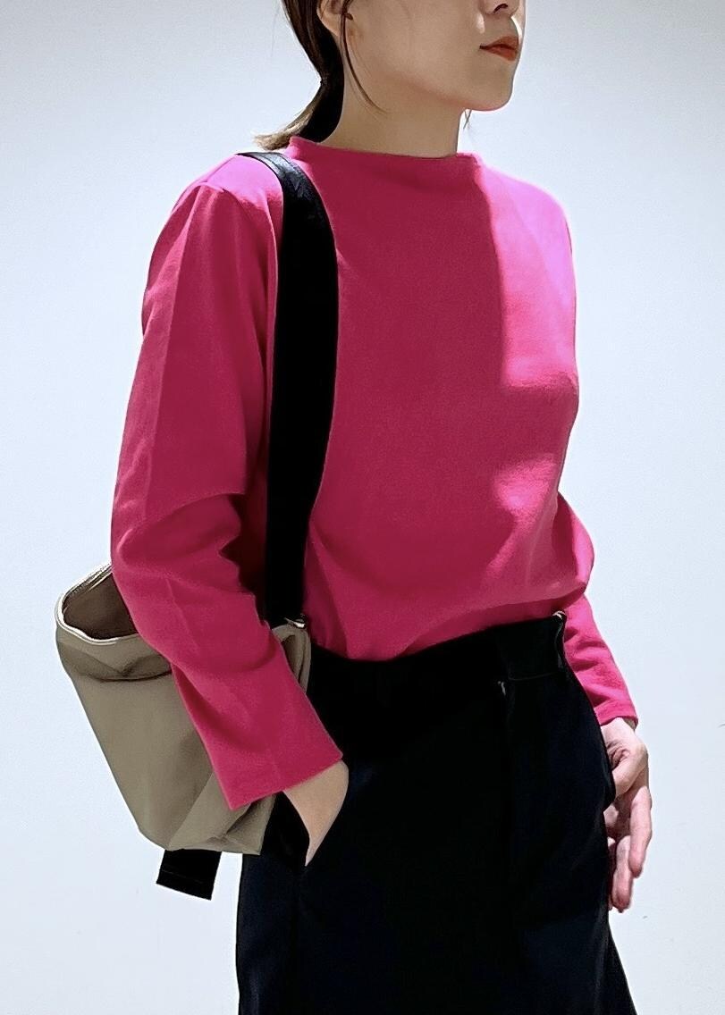 ブラック系のローファー、ブラック系のスカート、ベージュ系のショルダーバッグを着用したレディースの秋コーディネートの4枚目の写真