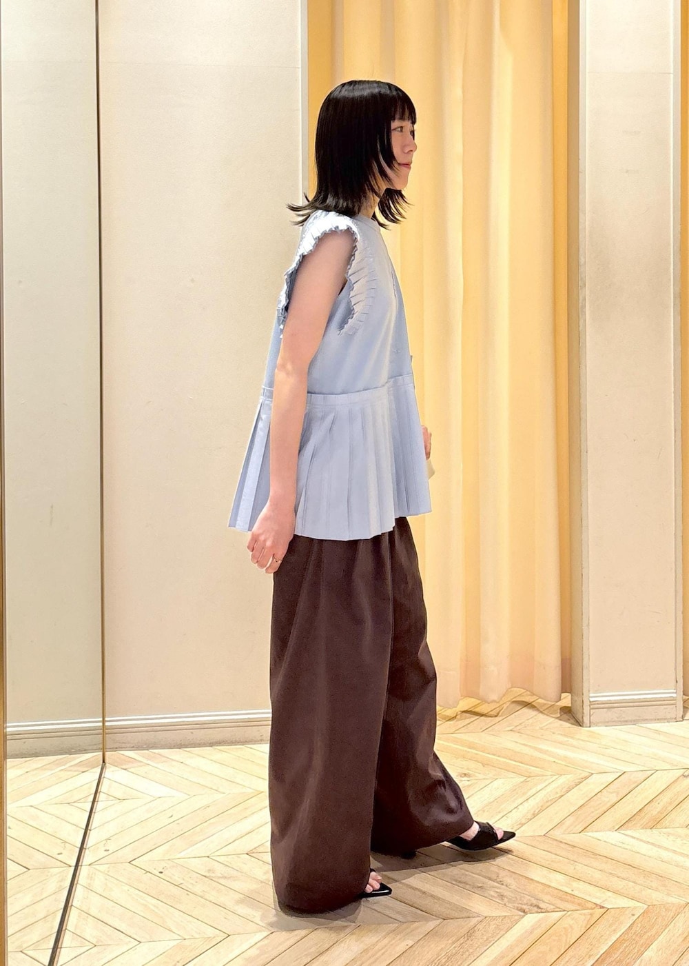 ブラック系のサンダル、ブルー系のTシャツ/カットソー、ホワイト系のショルダーバッグを着用したレディースの夏コーディネートの3枚目の写真