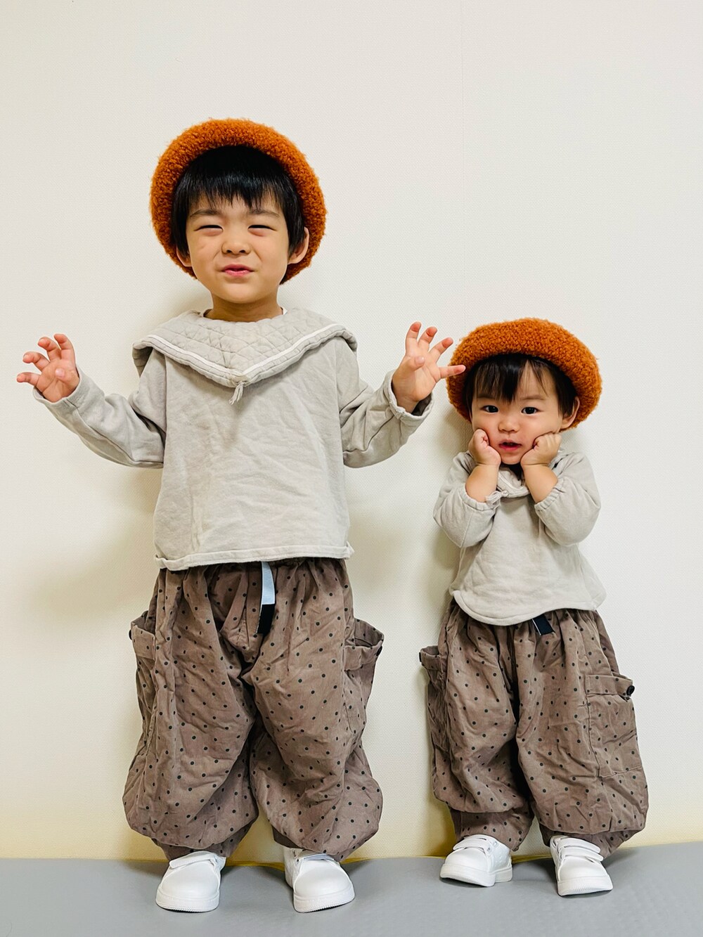 グレー系のトップス、その他のパンツ、ホワイト系のスニーカーを着用したキッズの秋コーディネートの2枚目の写真